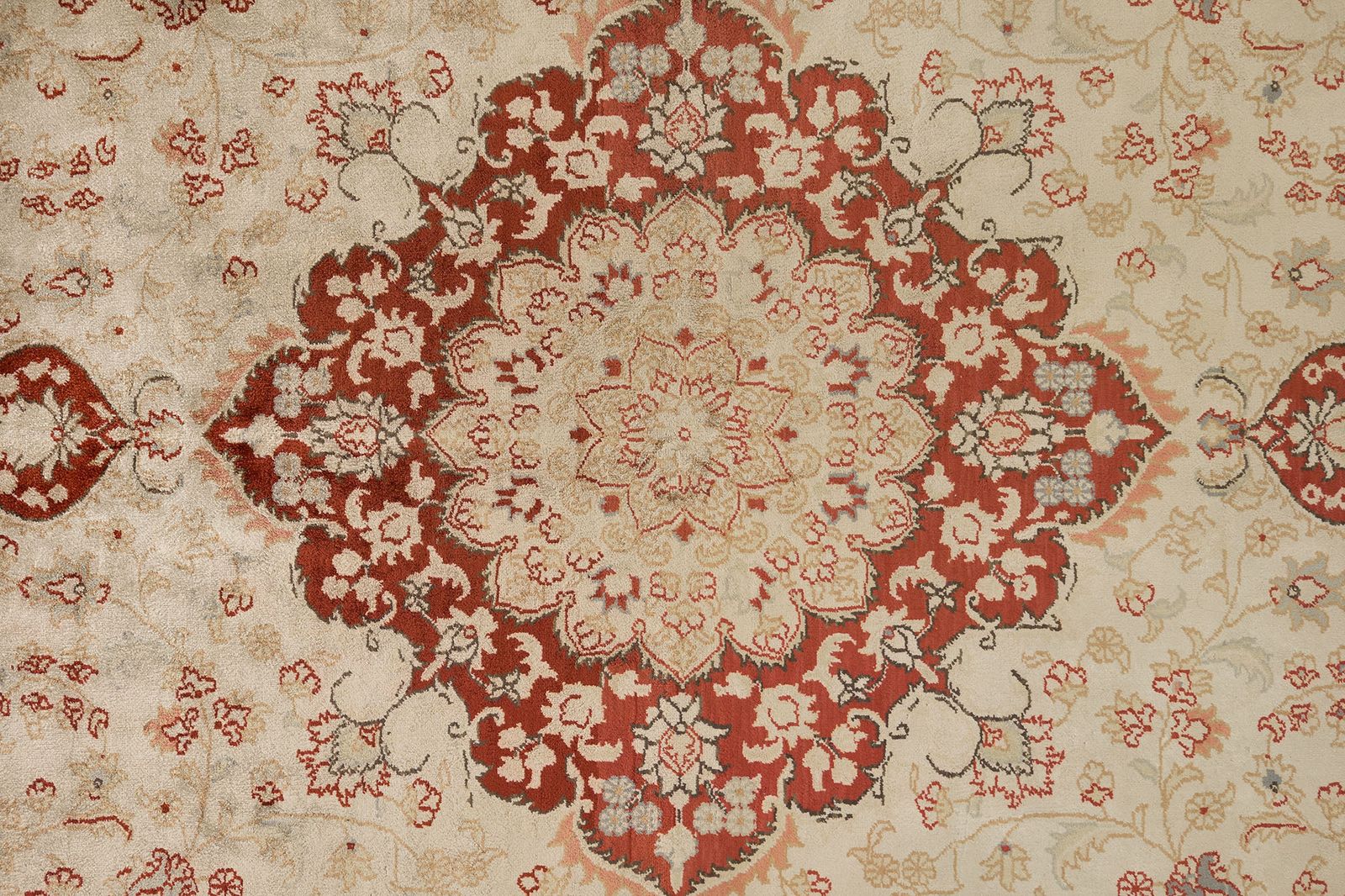 Istanbul Semi Antique Silk, 1950s photo vinterior