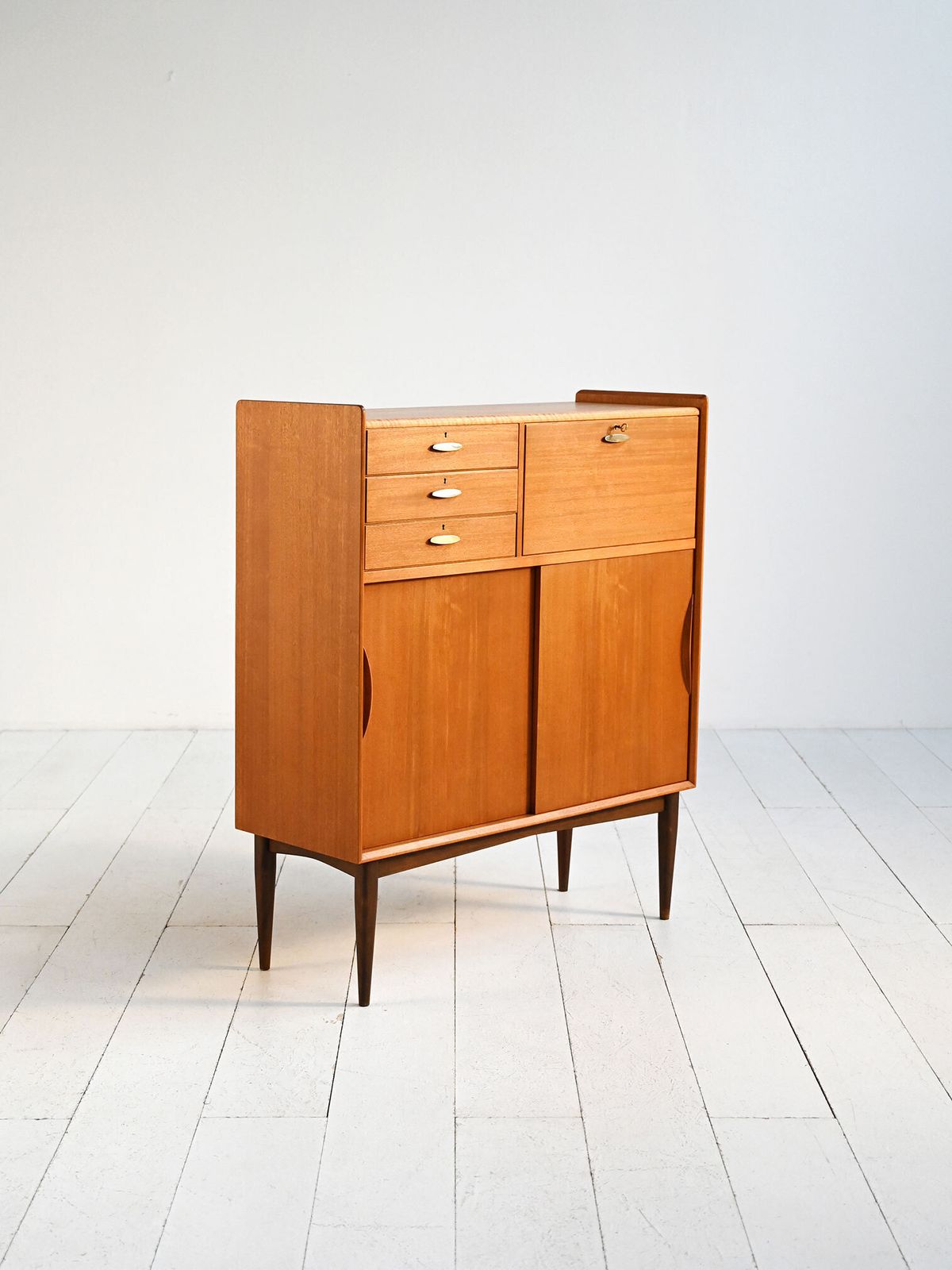 Deens teakhouten en messing kabinet, ca. jaren 1950 photo 1970.0