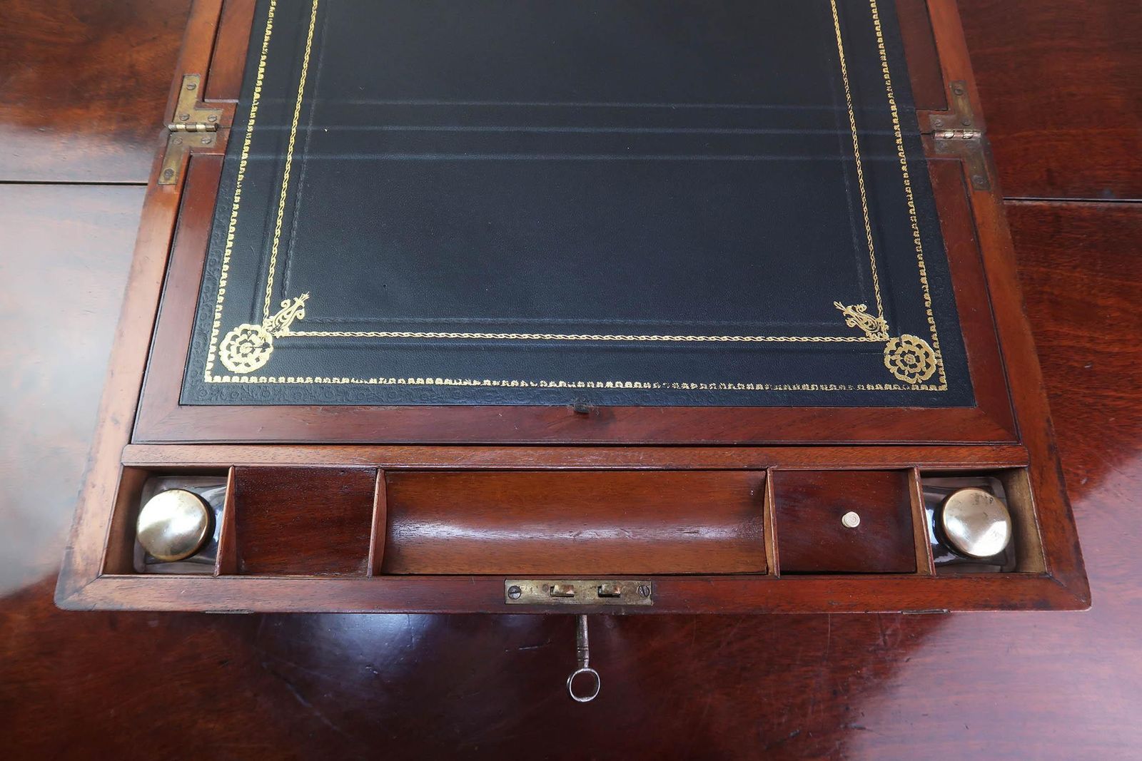 photo for sale Grote antieke campagne schrijfdoos met messing beslag. Engels, ca. 1850