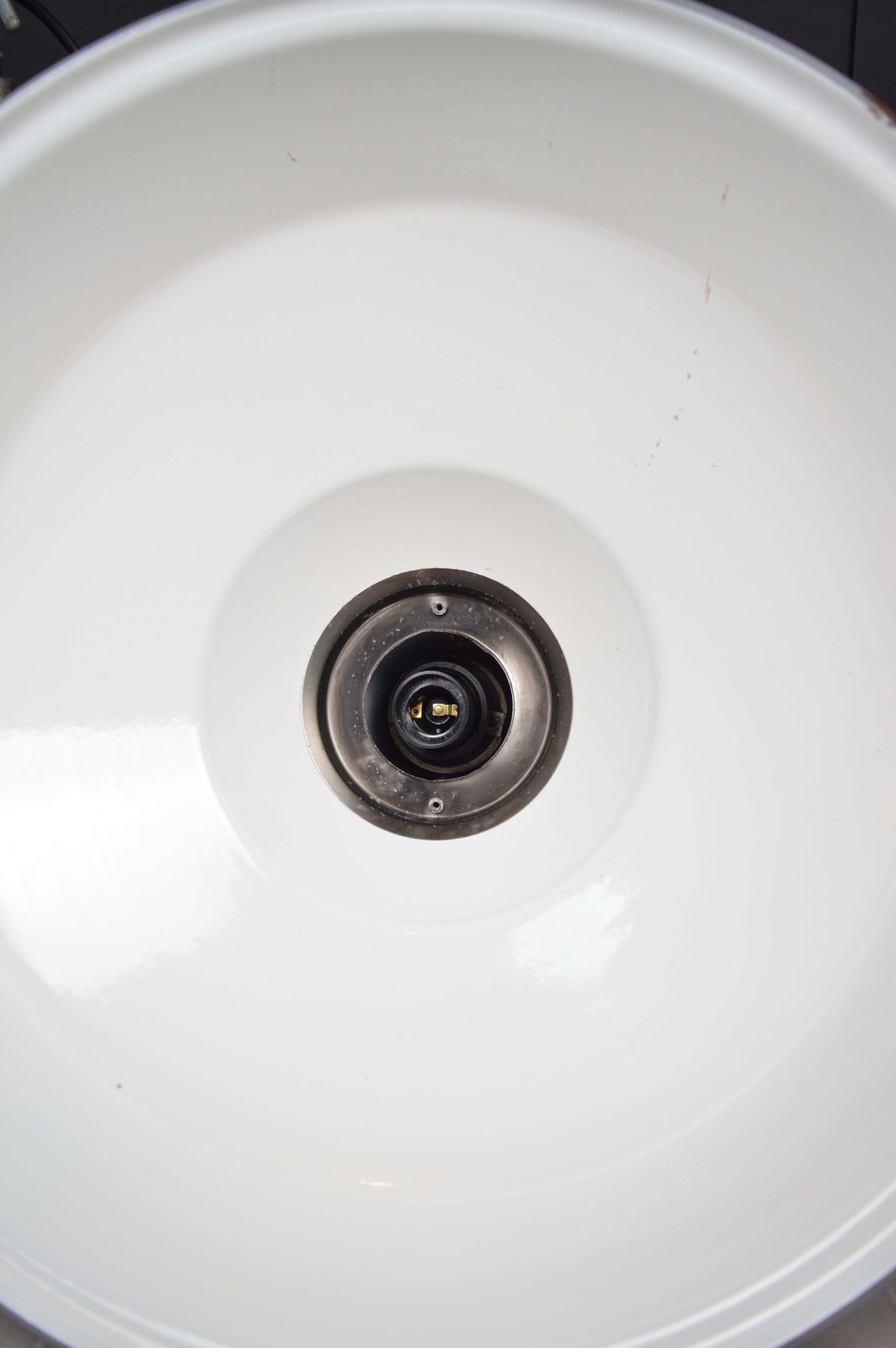 photo vintage Vintage Xl Benjamin Industrial Enamel Lights