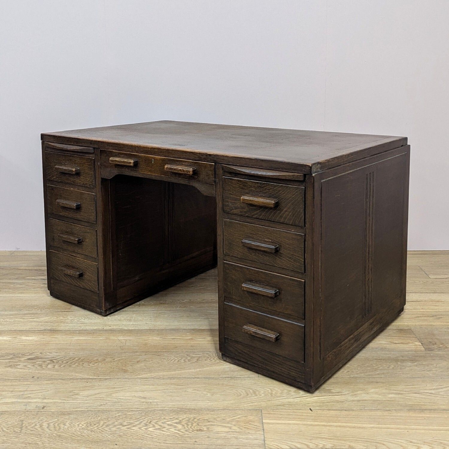 photo vintage Large Antique Early 20th Century Dark Oak Pedestal Desk