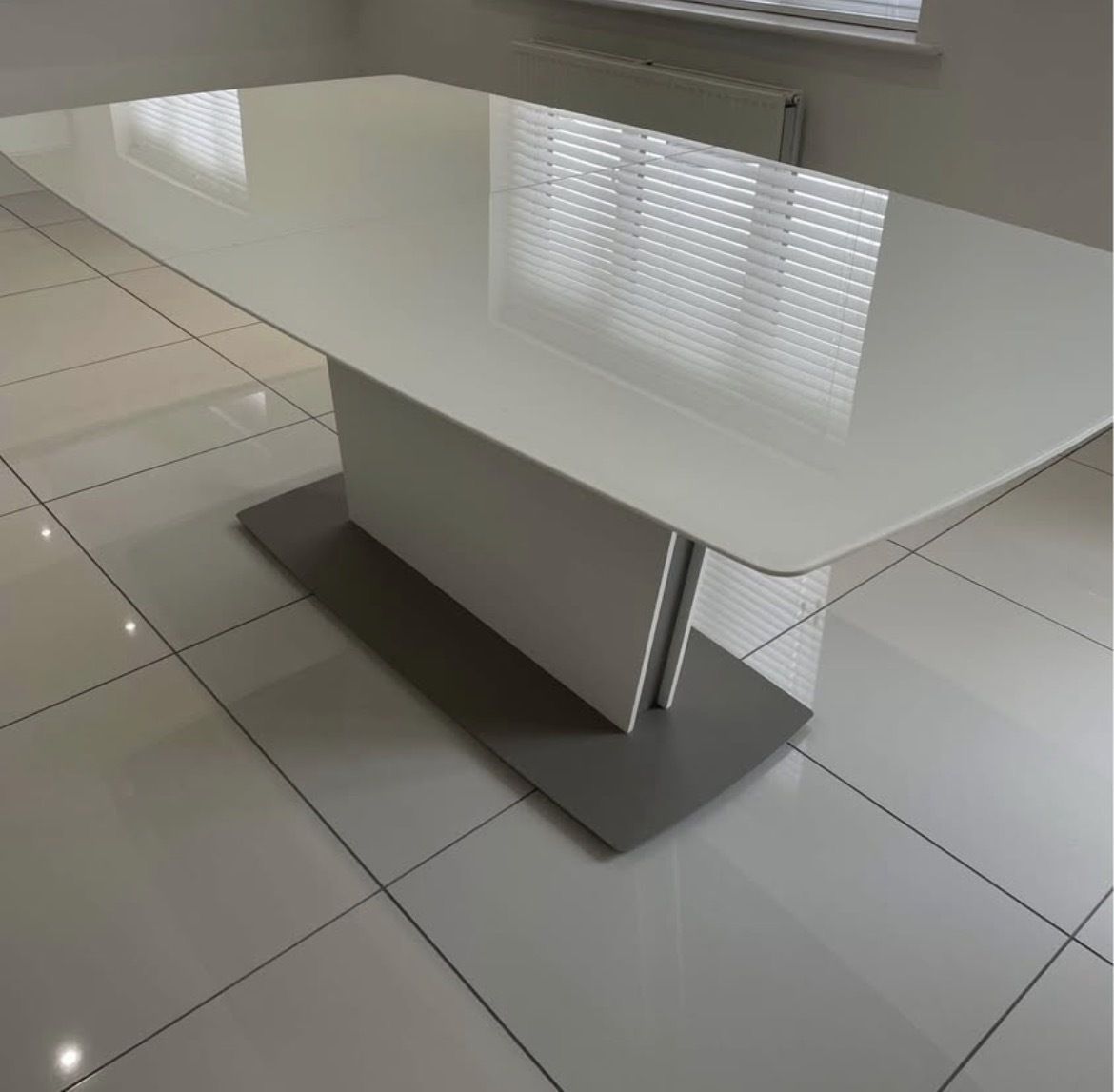 Bo Concept Milano Dining Table