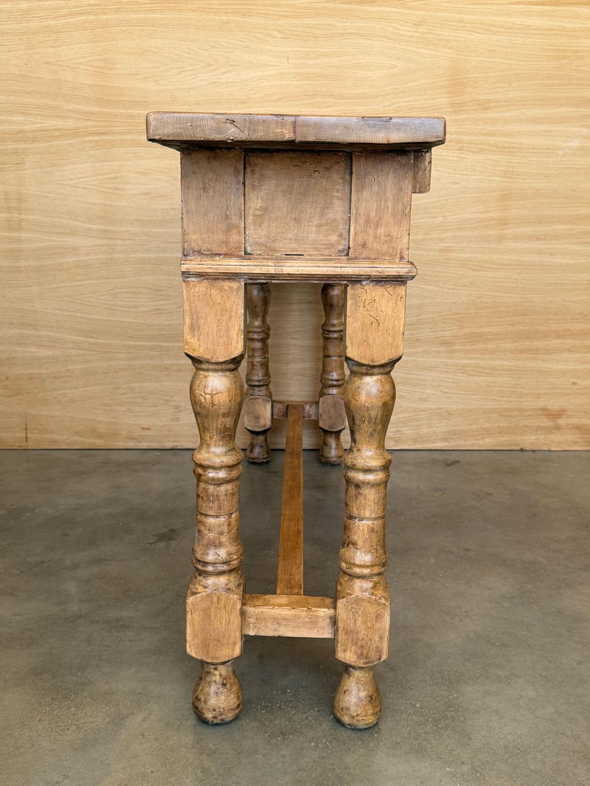 Console d'époque espagnole en bois de noyer clair sculpté, à trois tiroirs photo buy