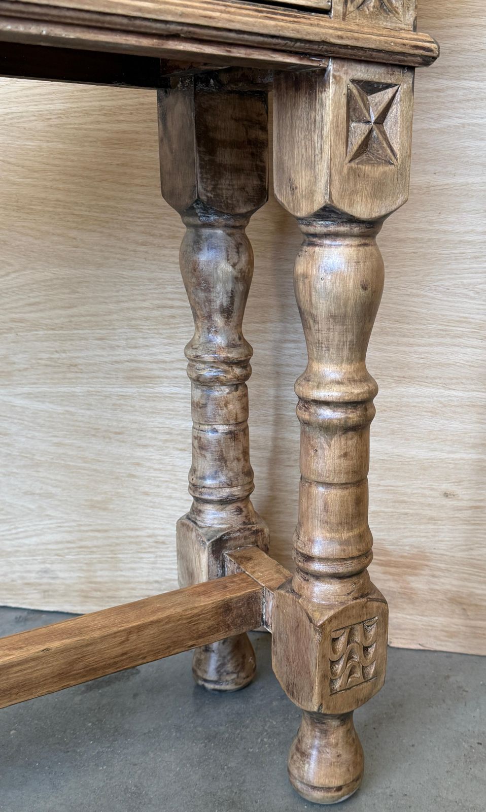 photo furniture Console d'époque espagnole en bois de noyer clair sculpté, à trois tiroirs
