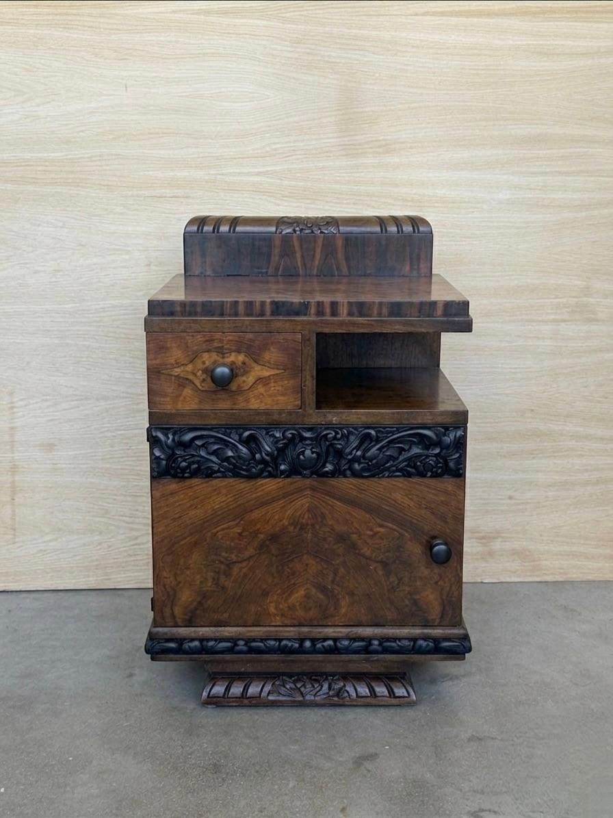 Paire de tables de chevet Art déco en placage de loupe de noyer sculpté photo 2882.0