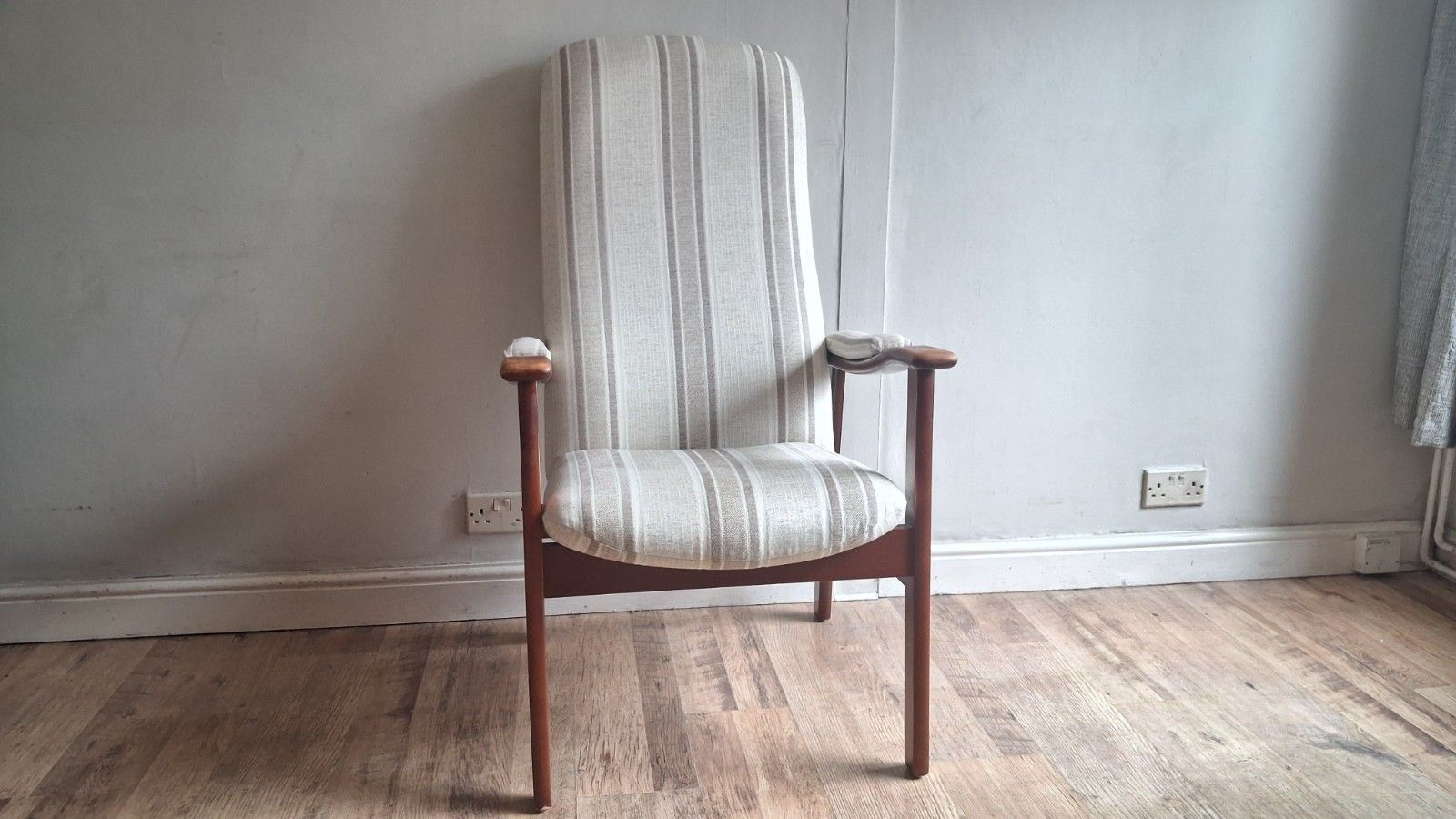 Super Cintique Mid  Century Teak Upholstered Armchair In Great Condition photo Furniture