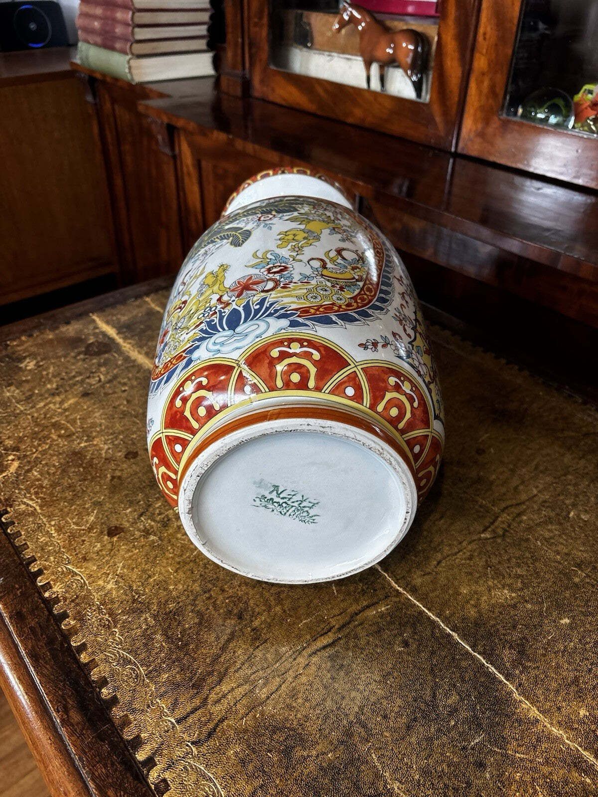 photo vinterior Collection Of Old Oriental Vases.