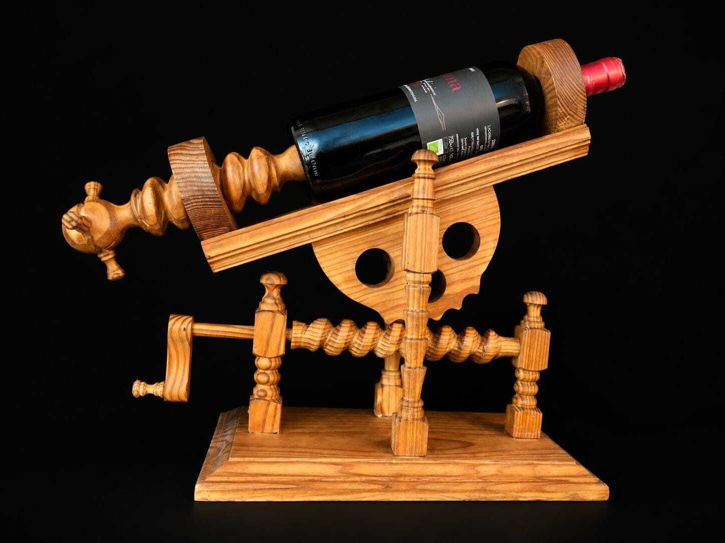 Vintage Handgemaakte Wijnkaraf Wieg – Mechanische Kantelgieters, Bardecoratie