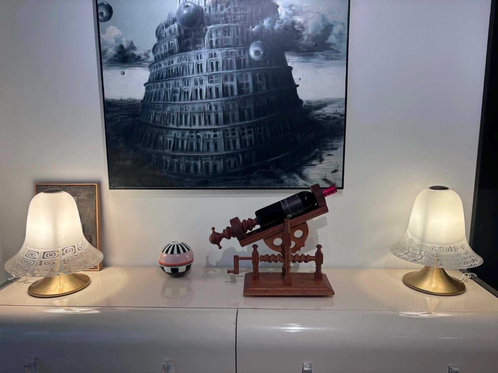 Vintage Handgemaakte Wijnkaraf Wieg – Mechanische Kantelgieters, Bardecoratie photo Woonaccessoires