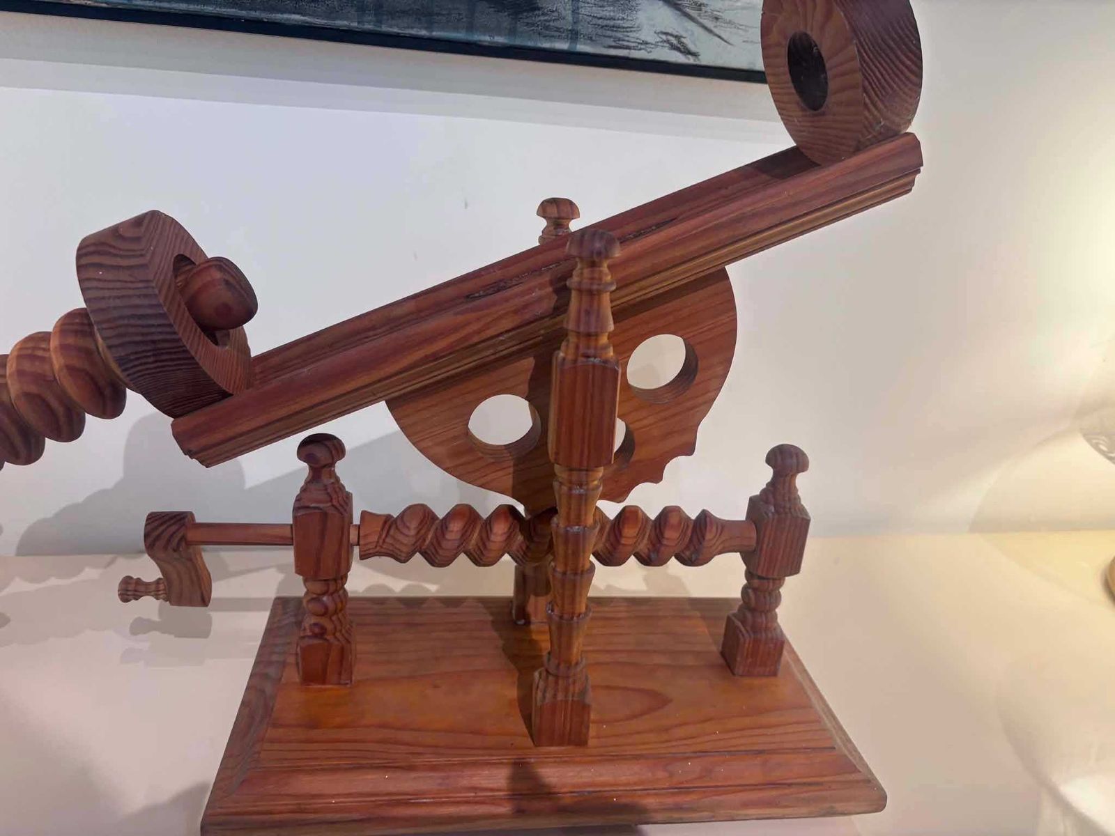 Vintage Handgemaakte Wijnkaraf Wieg – Mechanische Kantelgieters, Bardecoratie photo vintage