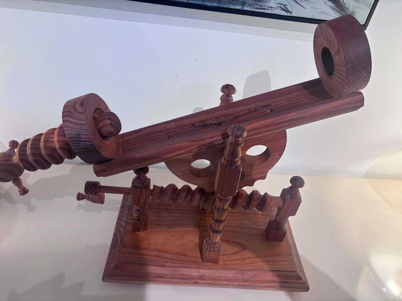 482.0 Vintage handgemaakte wijnkaraf wieg – mechanische kantelgieters, bardecoratie photo