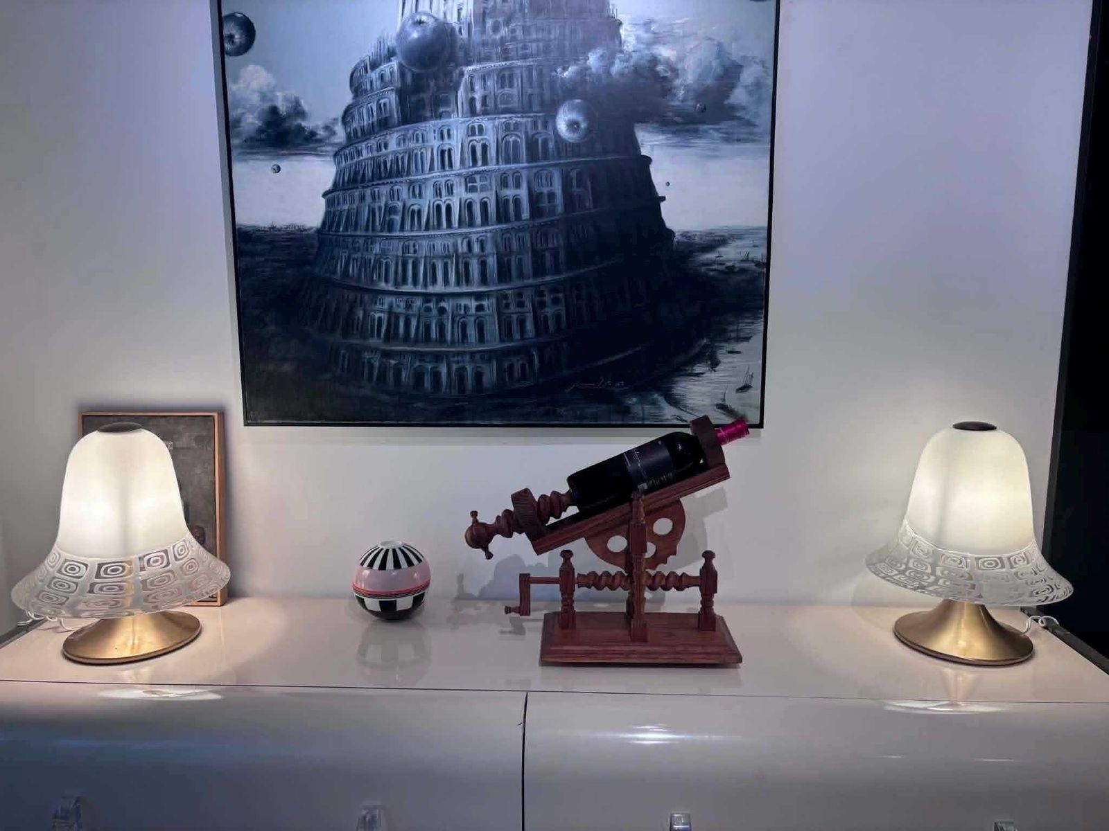 photo buy Vintage Handgemaakte Wijnkaraf Wieg – Mechanische Kantelgieters, Bardecoratie