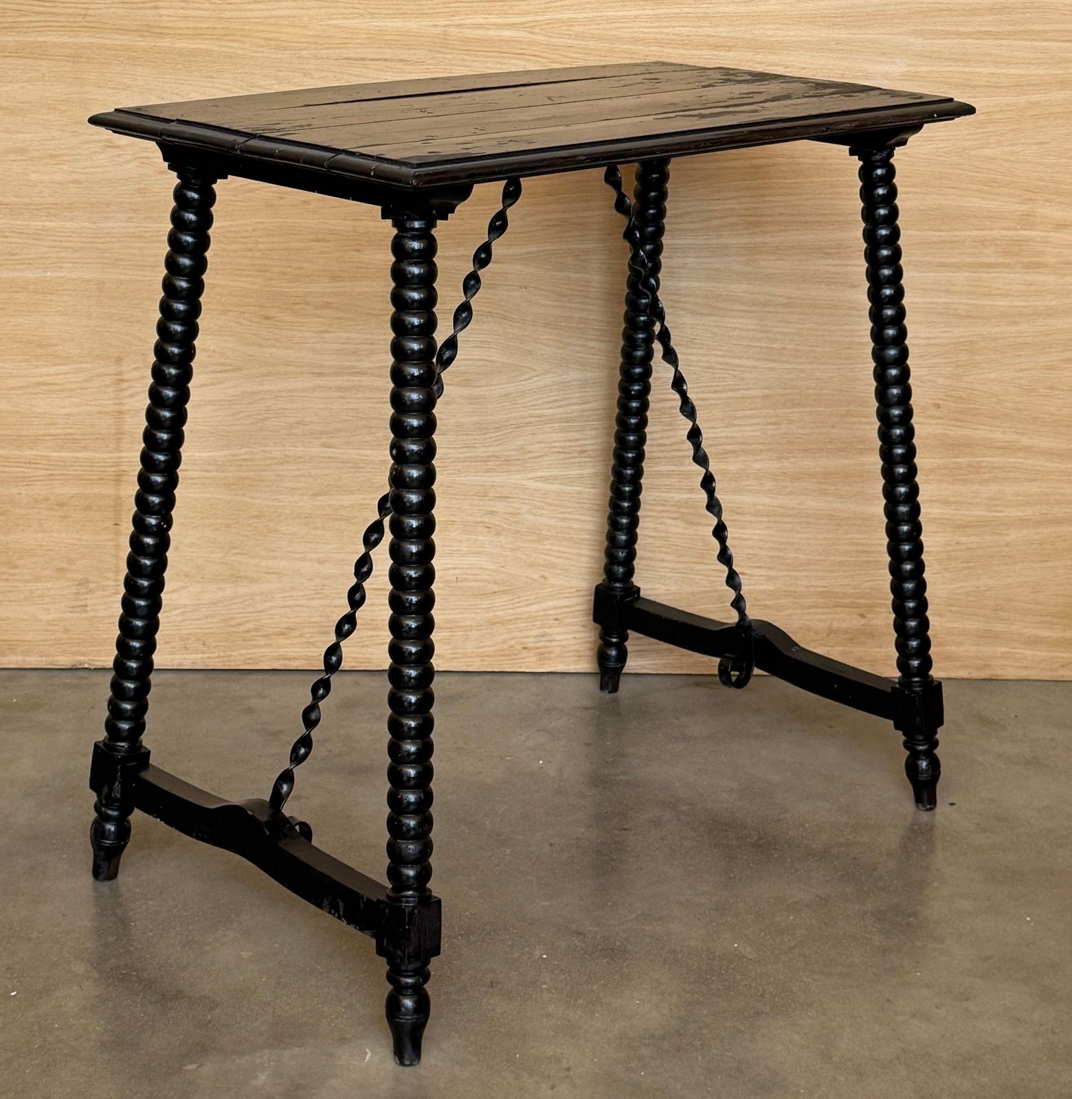 Table d'appoint baroque espagnole ébonisée, pieds tournés, XIXe siècle photo buy