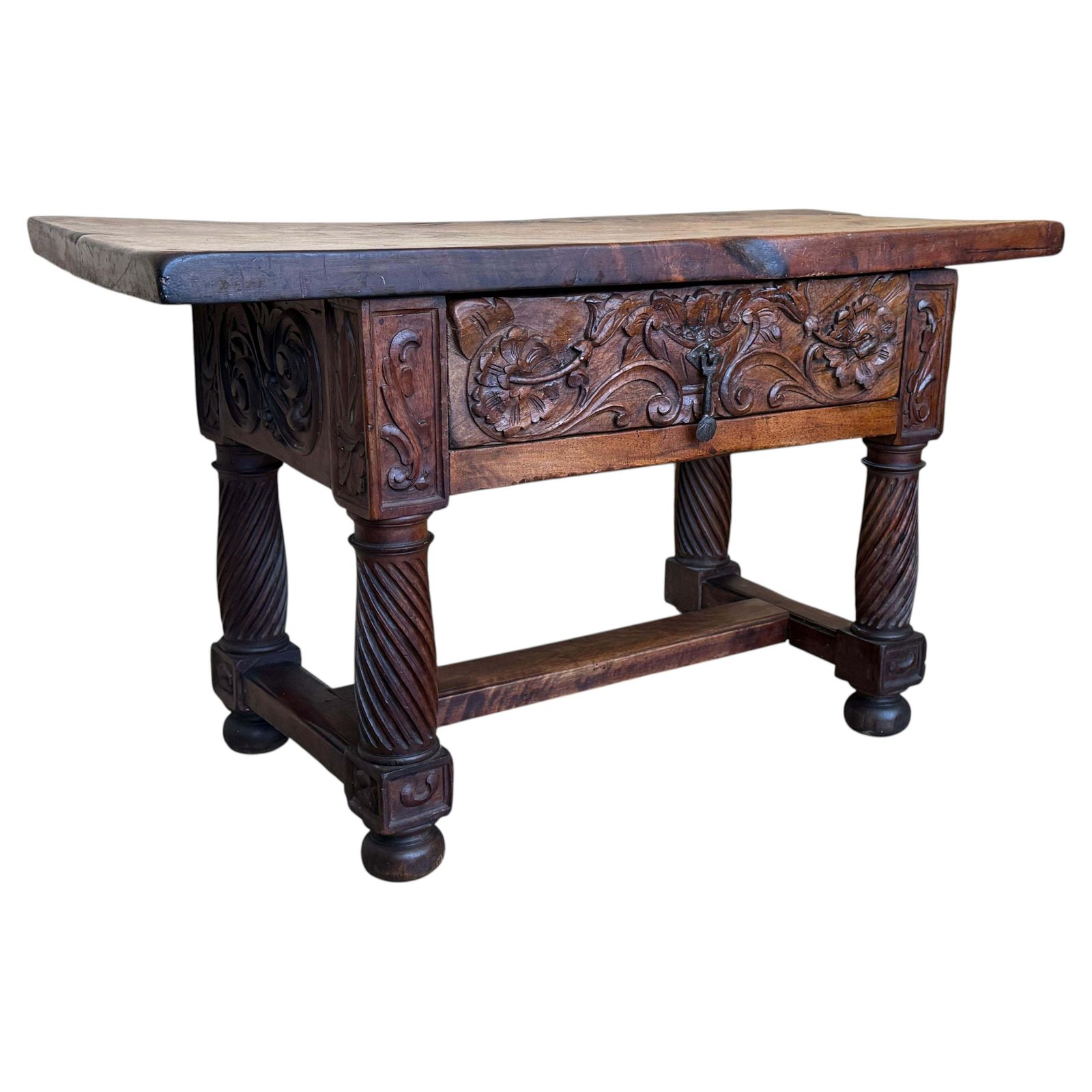 Table d'appoint ou table basse en noyer sculpté, fin du XIXe siècle