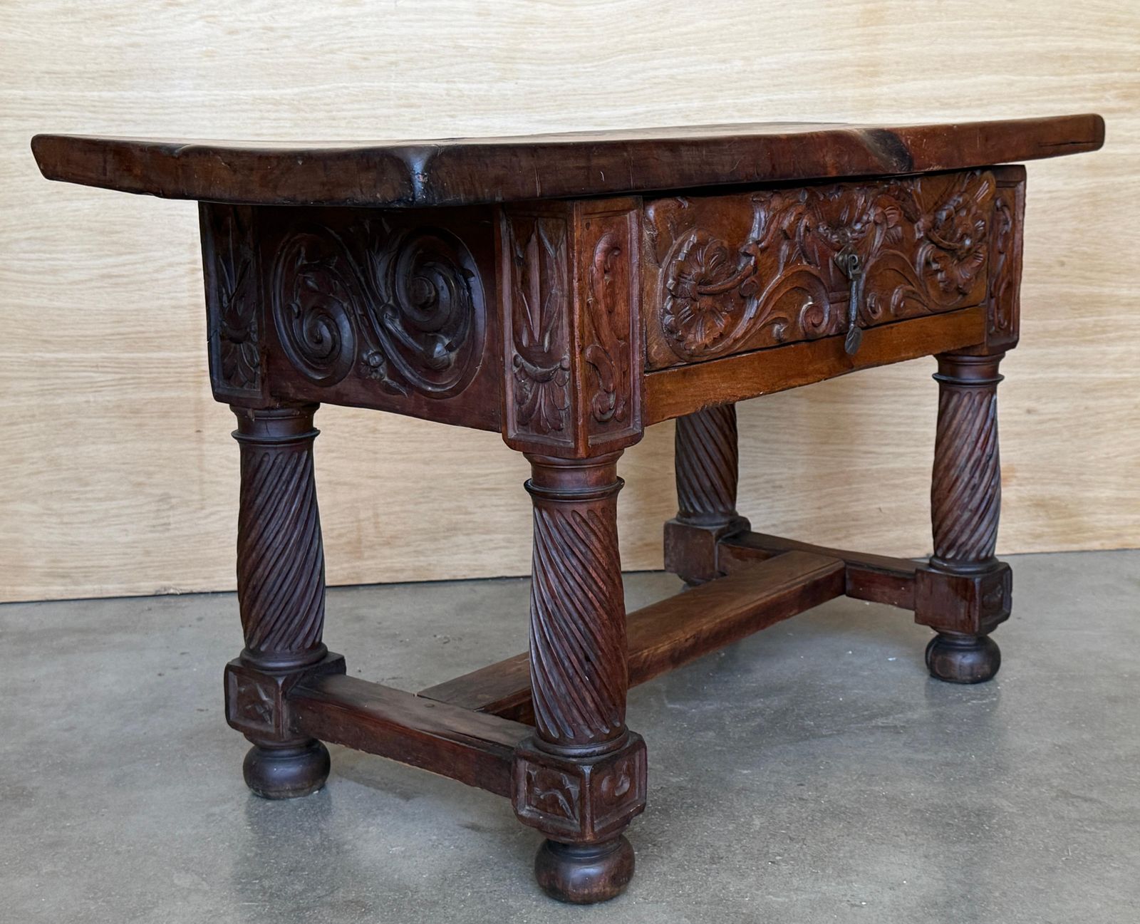 Table d'appoint ou table basse en noyer sculpté, fin du XIXe siècle photo vinterior