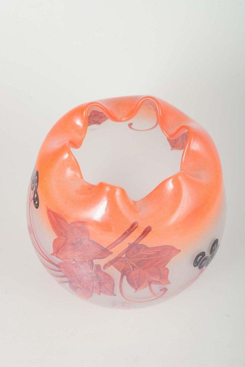 Légras, Frankrijk. Art Nouveau glazen vaas met druivenrankmotief, jaren 1930 photo furniture