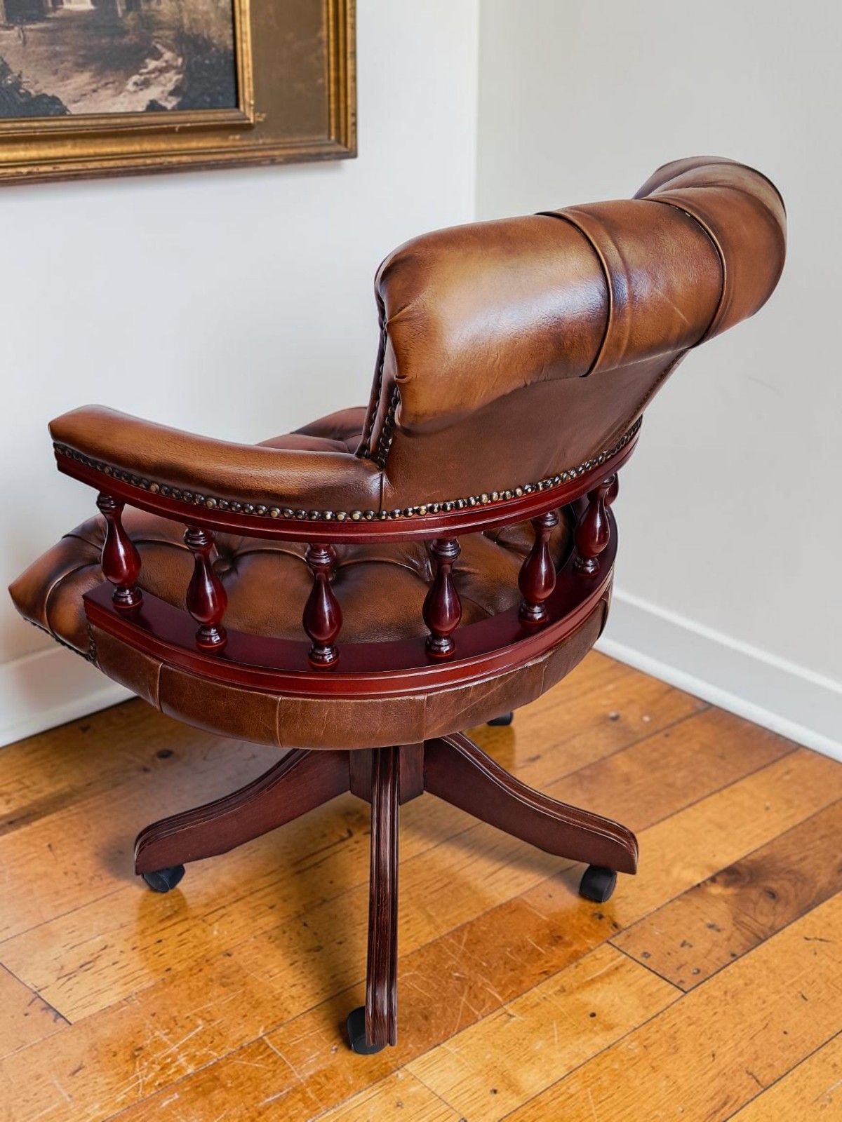 photo vintage Antique Style Captains Chair Chesterfield Style Brown Leather Swivel & Tilt Desk