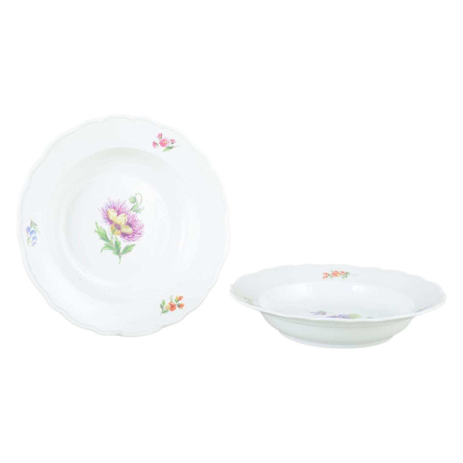 Meissen, Allemagne. Deux assiettes creuses en porcelaine à décor floral. Vers les années 1930