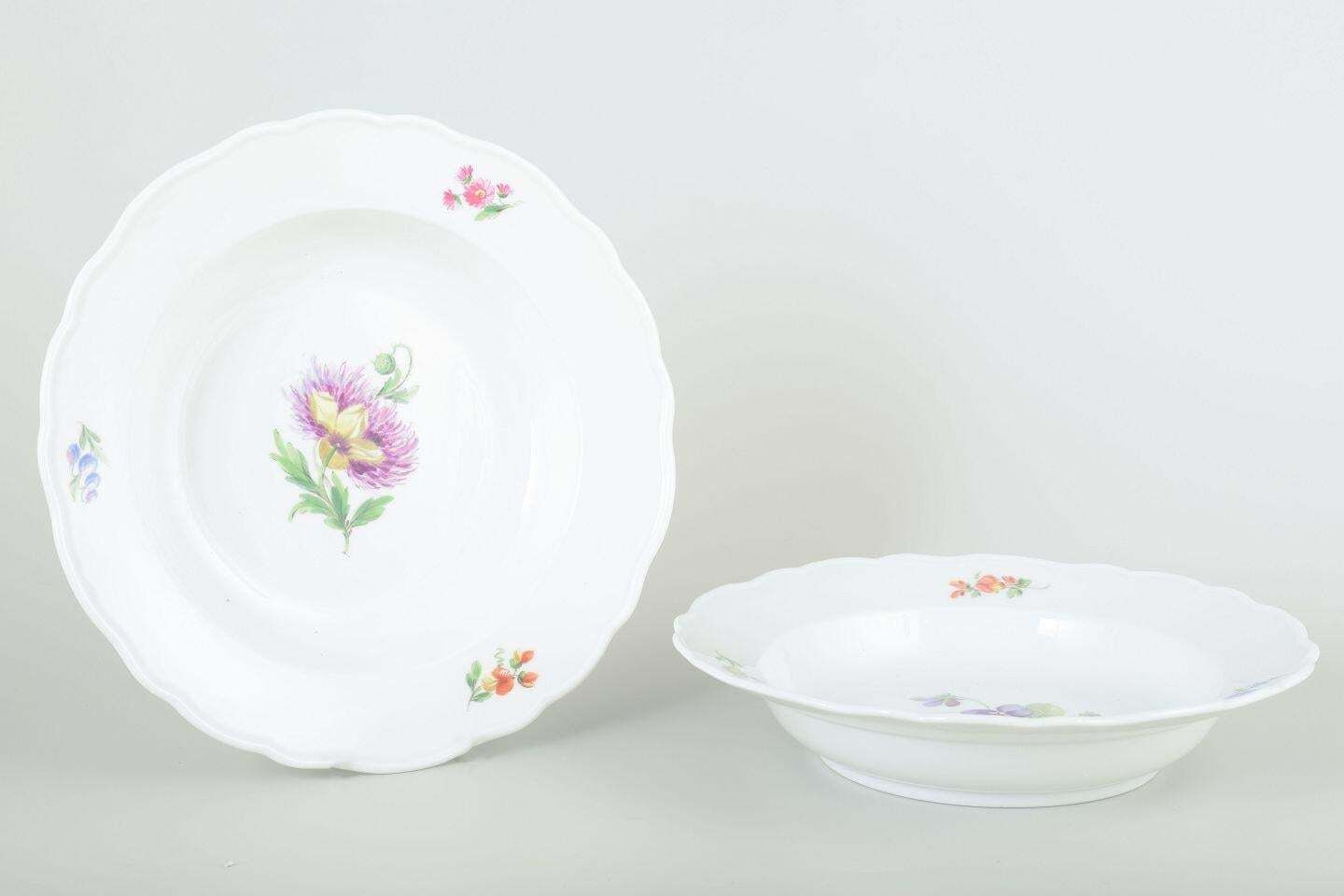 Meissen, Duitsland. Twee Porseleinen Soepborden Met Bloemdecoratie. Ca. jaren 1930 photo furniture
