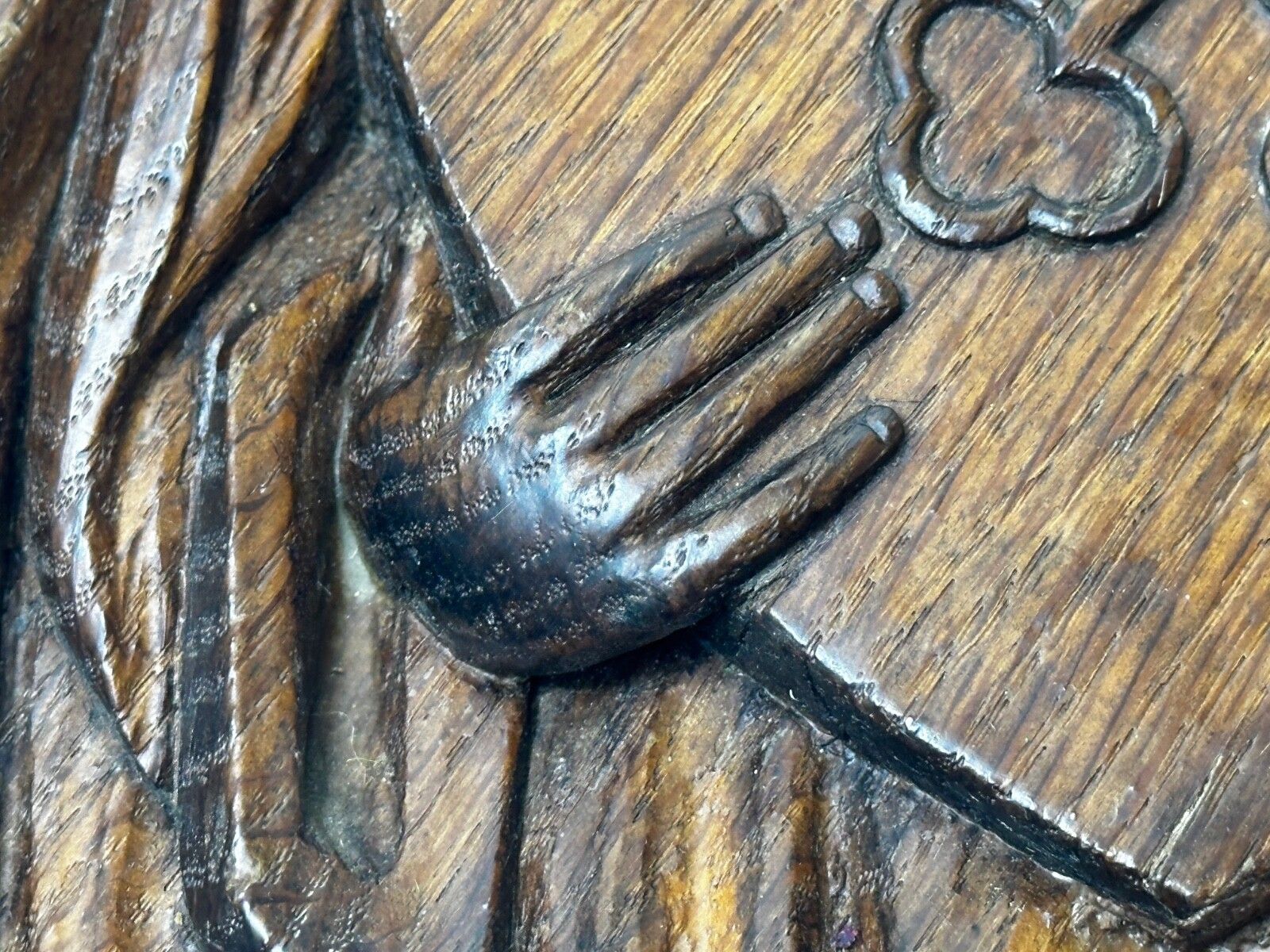 19e-eeuws gesneden religieus heiligenbeeld met schild en gekruiste sleutels van de hemel photo vintage