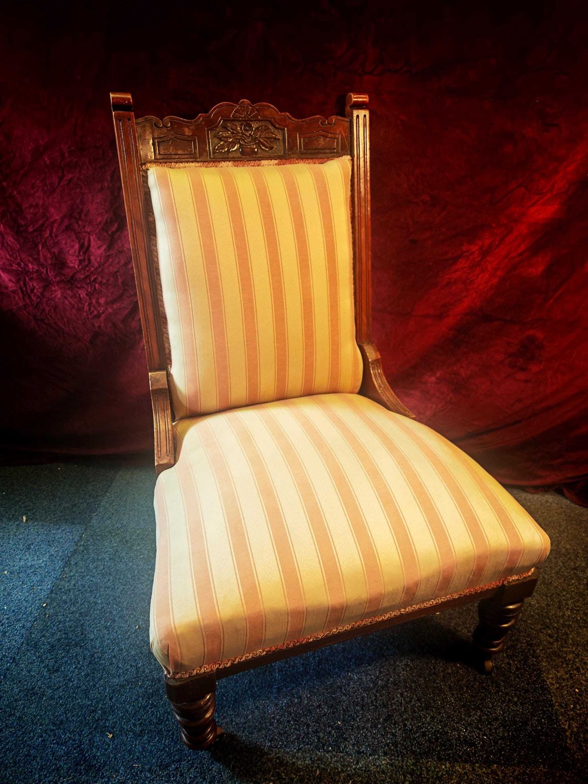 Antieke smalle rugleuning, roze en witte mahonie Victoriaanse voedingsstoel. Jaren 1980/90 waarschijnlijk opnieuw bekleed. 96 cm hoog. Zeer goede staat