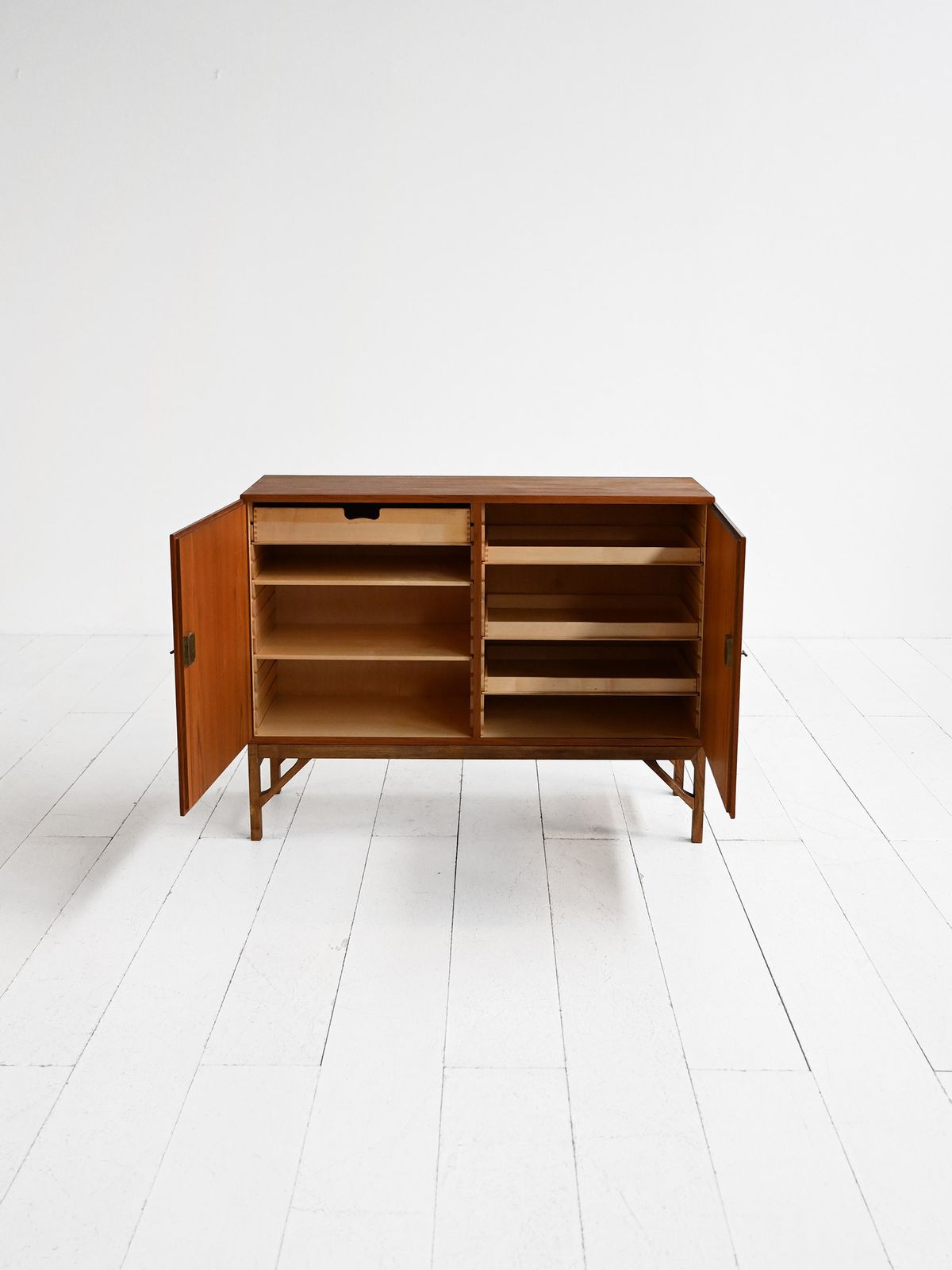 Deens dressoir model "232" van Børge Mogensen voor FDB, ca. jaren 1960 photo Meubels