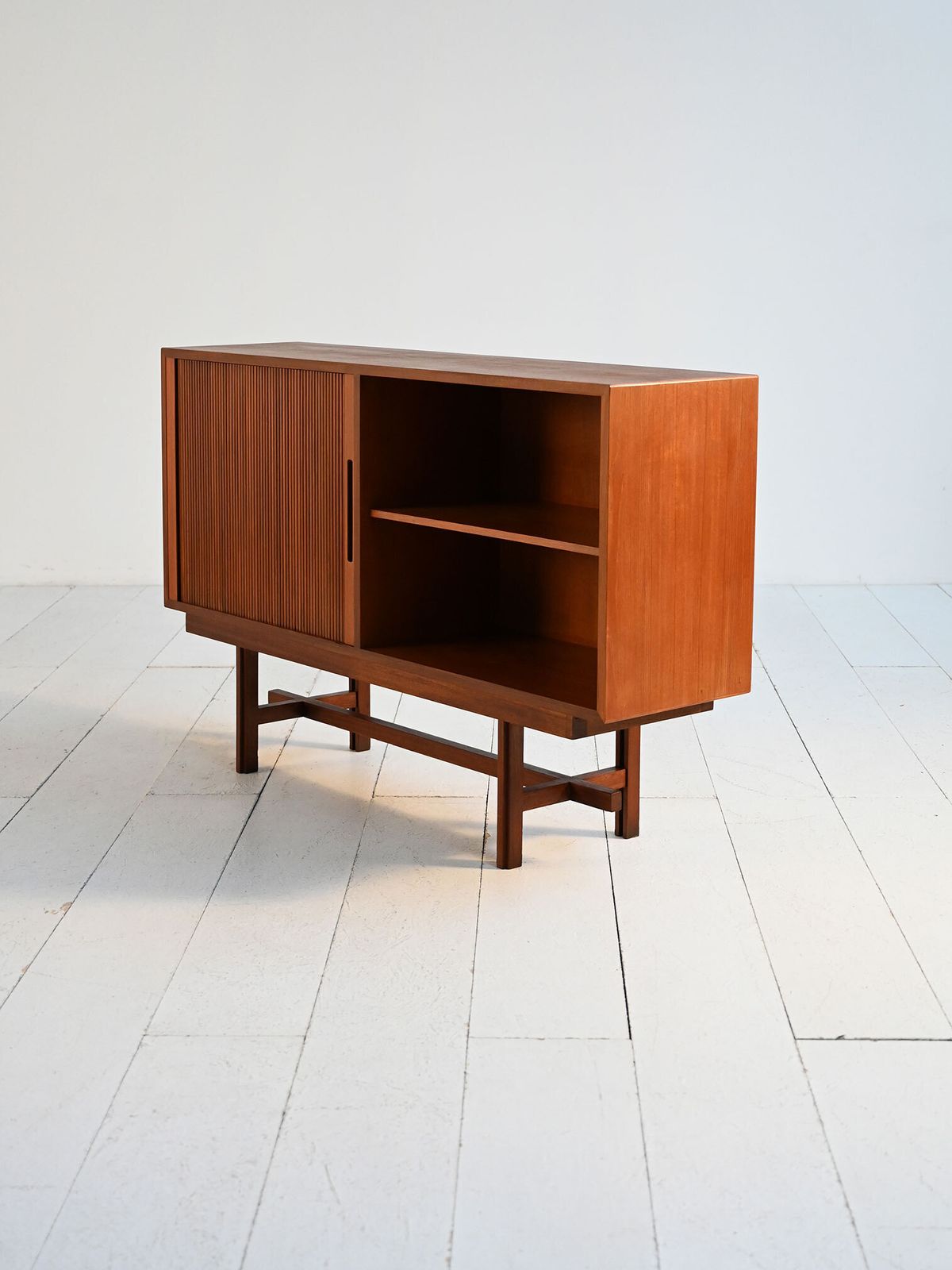 Scandinavisch teakhouten kastje, jaren 1960 photo Meubels