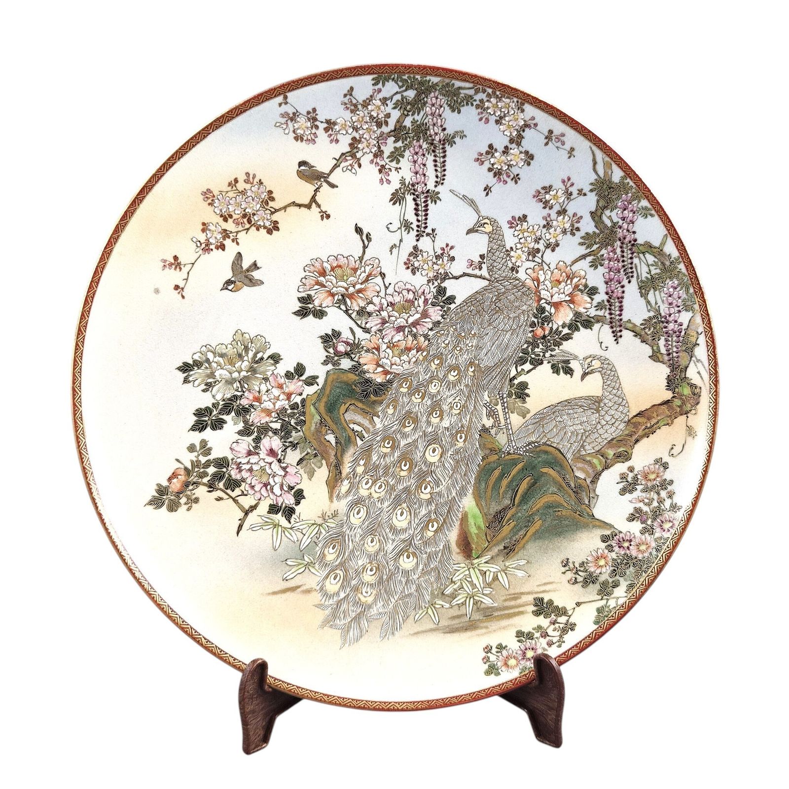 Grote Meiji Satsuma-schaal met pauwdecoratie en moriagewerk, Japan ca. 1890-1915