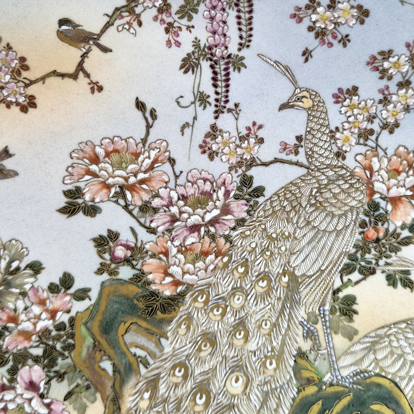 Grote Meiji Satsuma-schaal met pauwdecoratie en moriagewerk, Japan ca. 1890-1915 photo 1299.97