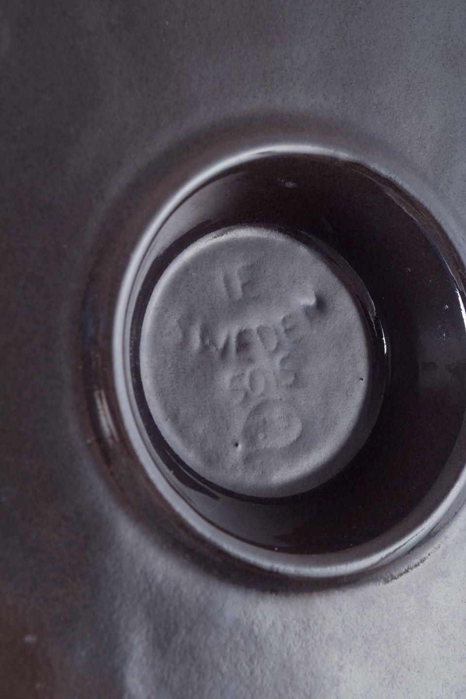 Mari Simmulson, Upsala Ekeby. Stoneware schaal met bruin reliëfpatroon. Jaren 1960 photo Woonaccessoires