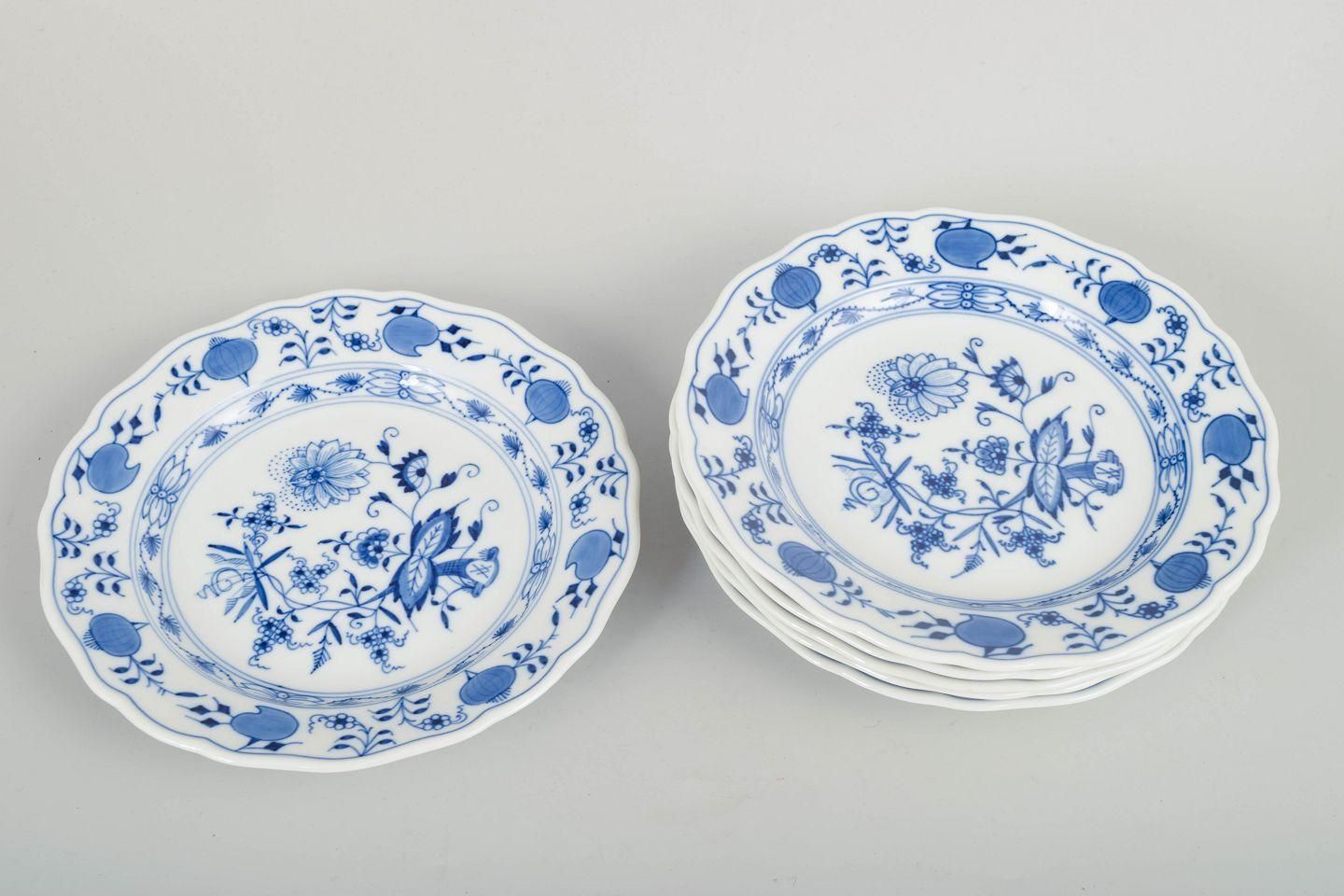 Meissen, Allemagne. 6 assiettes à salade en porcelaine. Motif « Blue Onion ». Fin du XXe siècle. photo furniture