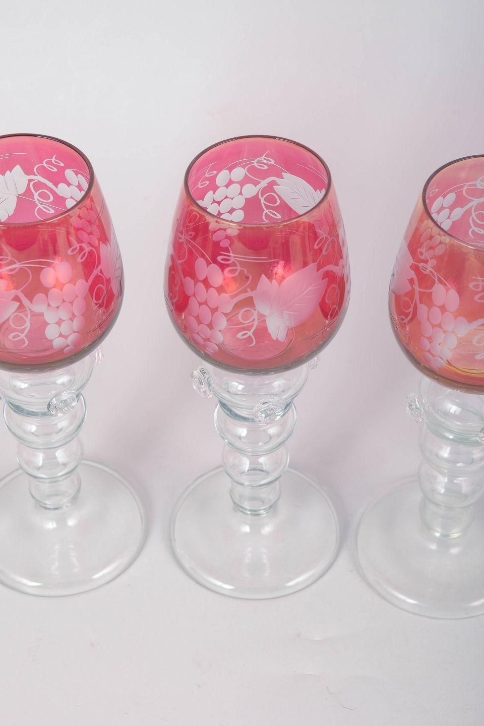 Set van vier Boheemse kristallen rode wijnglazen met bloemen- en druivenmotief. photo for sale