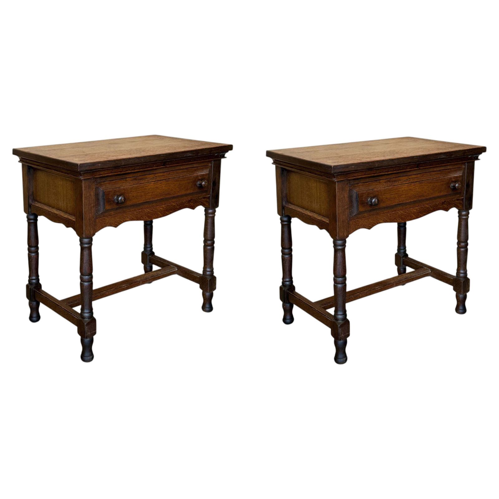 Paire de tables de chevet classiques espagnoles en bois sculpté