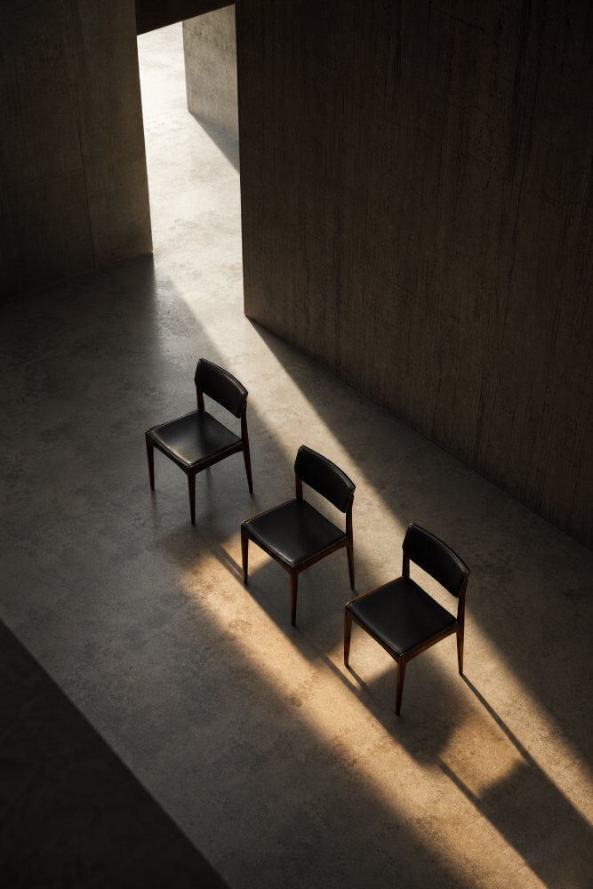 photo for sale Mid-Century Scandinavian Modern Rozenhouten en Zwartleren Stoelen van H.W. Klein voor Bramin, jaren 1960, Set van 3