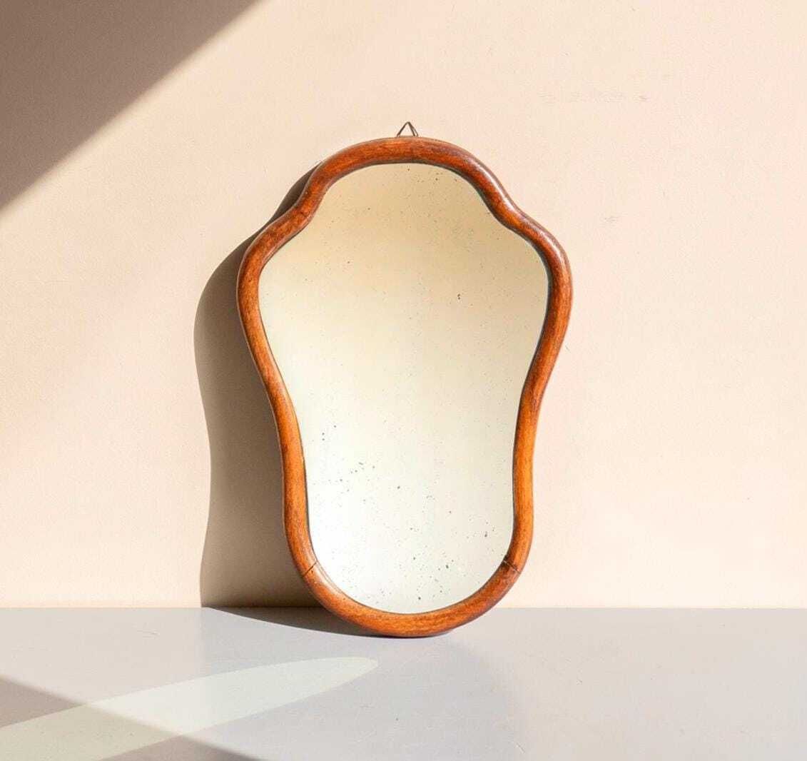 Antiek Gebogen Nederlands Eiken Wandspiegel   Klein Schildvormig Spiegeltje Met Houten Lijst   Ca. 1900