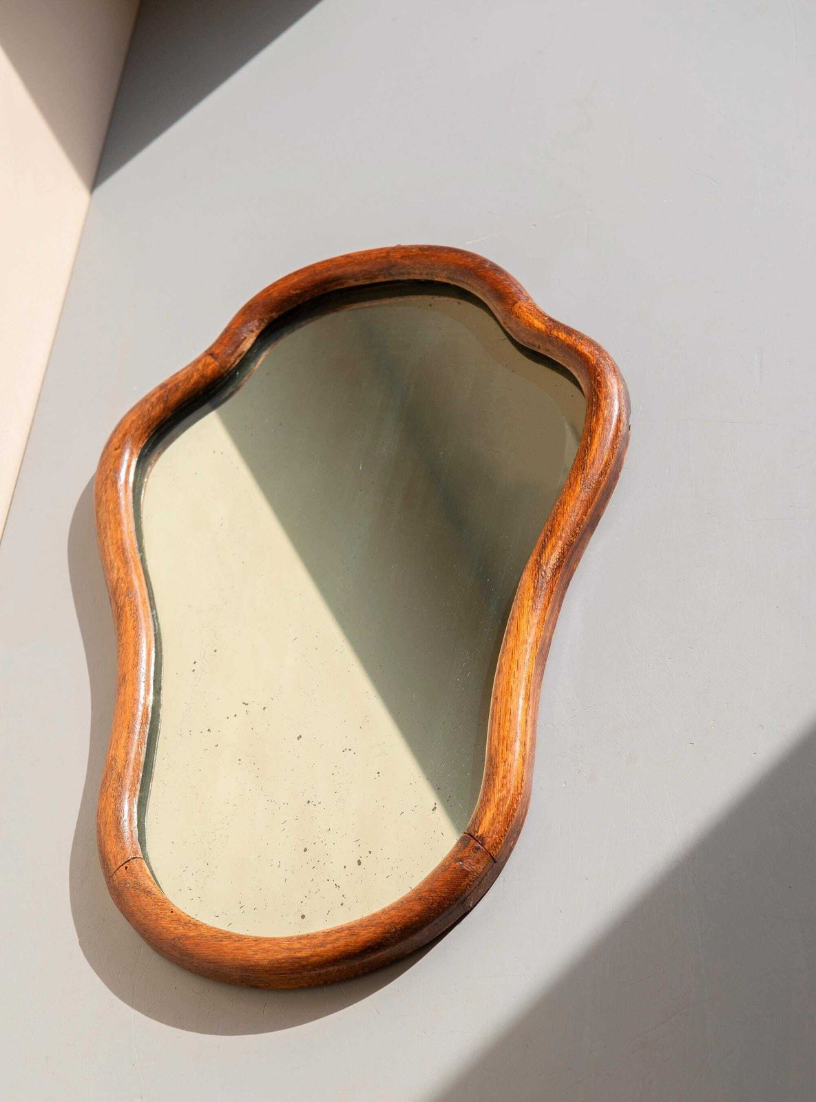 Antiek Gebogen Nederlands Eiken Wandspiegel   Klein Schildvormig Spiegeltje Met Houten Lijst   Ca. 1900 photo 207.0