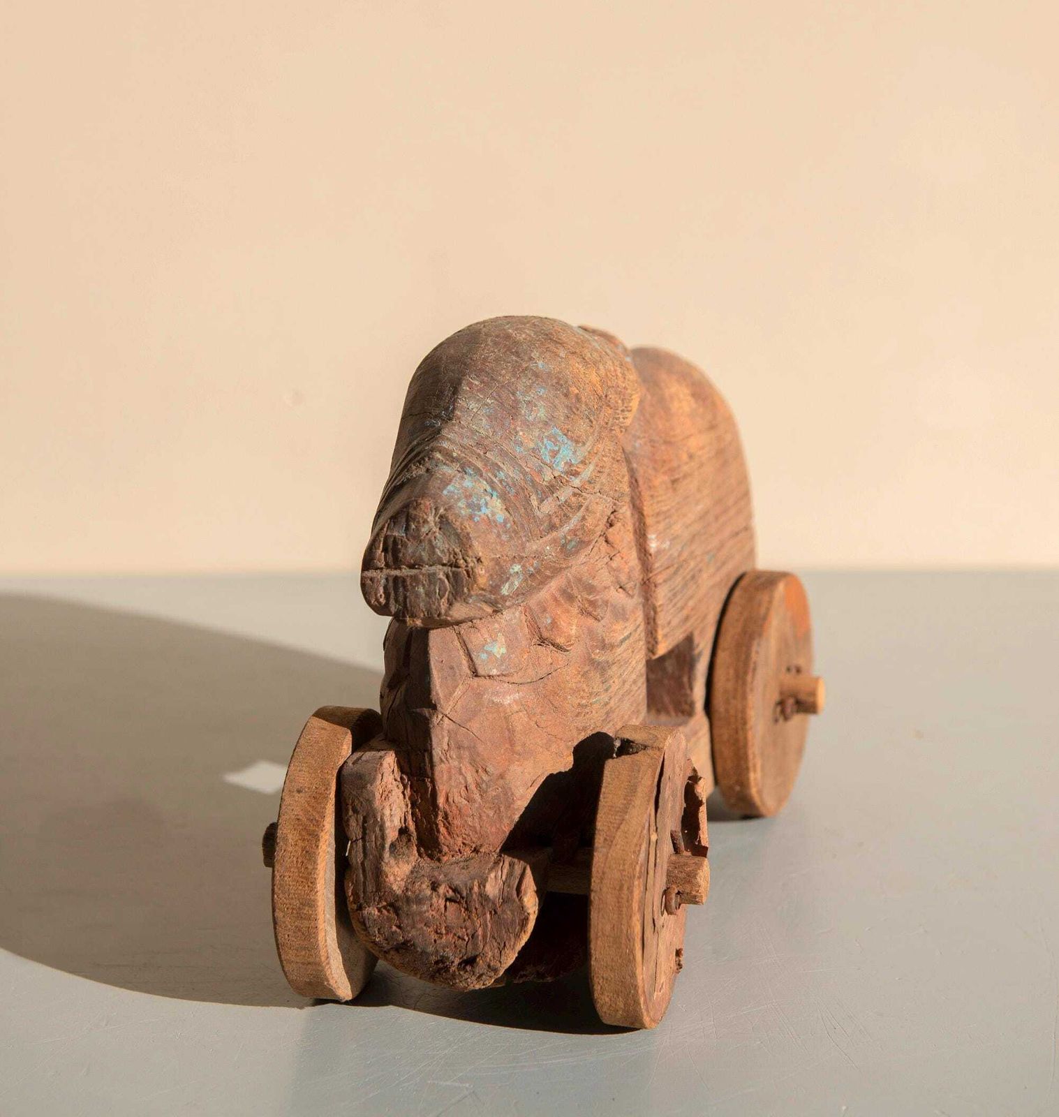 Taureau Nandi indien d'époque sur roues, jouet de temple en bois primitif, sculpture animalière folk art rustique photo Art