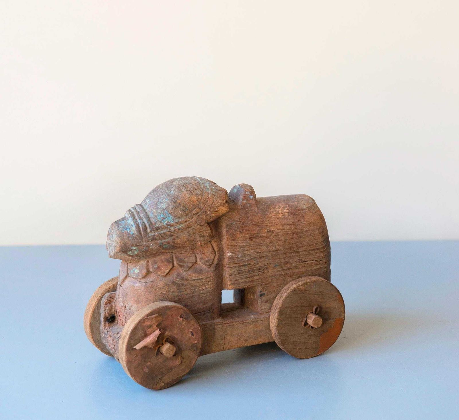 photo vinterior Taureau Nandi indien d'époque sur roues, jouet de temple en bois primitif, sculpture animalière folk art rustique