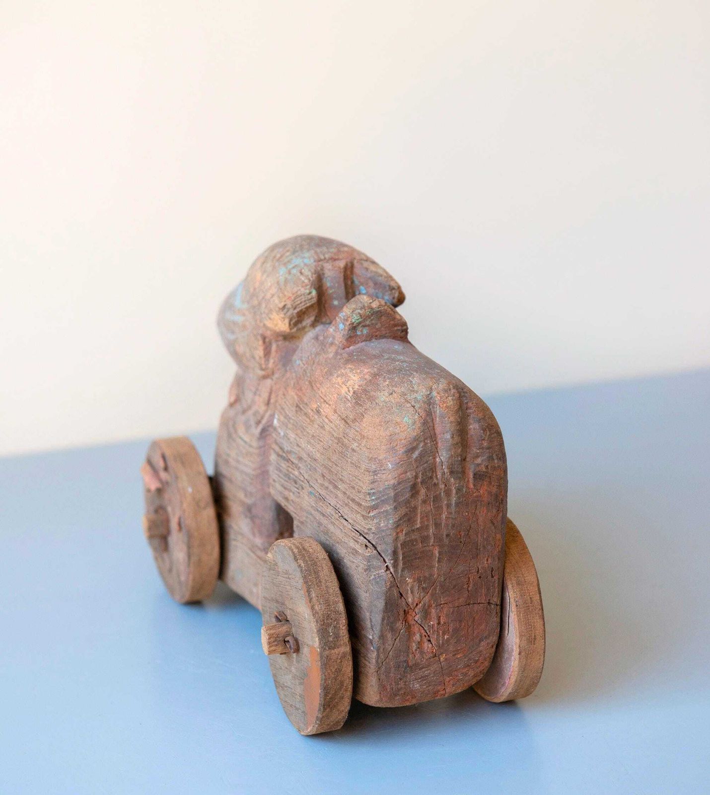 photo vintage Taureau Nandi indien d'époque sur roues, jouet de temple en bois primitif, sculpture animalière folk art rustique