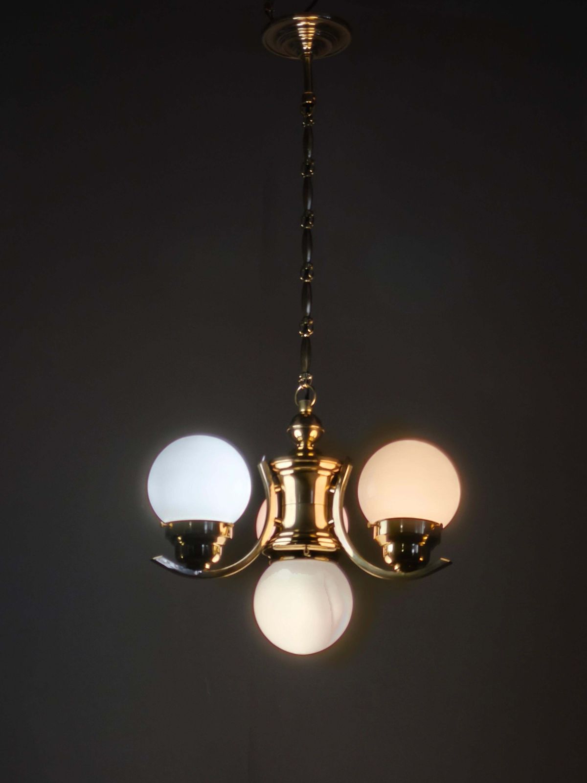 Tsjechische art deco messing kroonluchter met melkglazen bollen, jaren 1930 photo Verlichting
