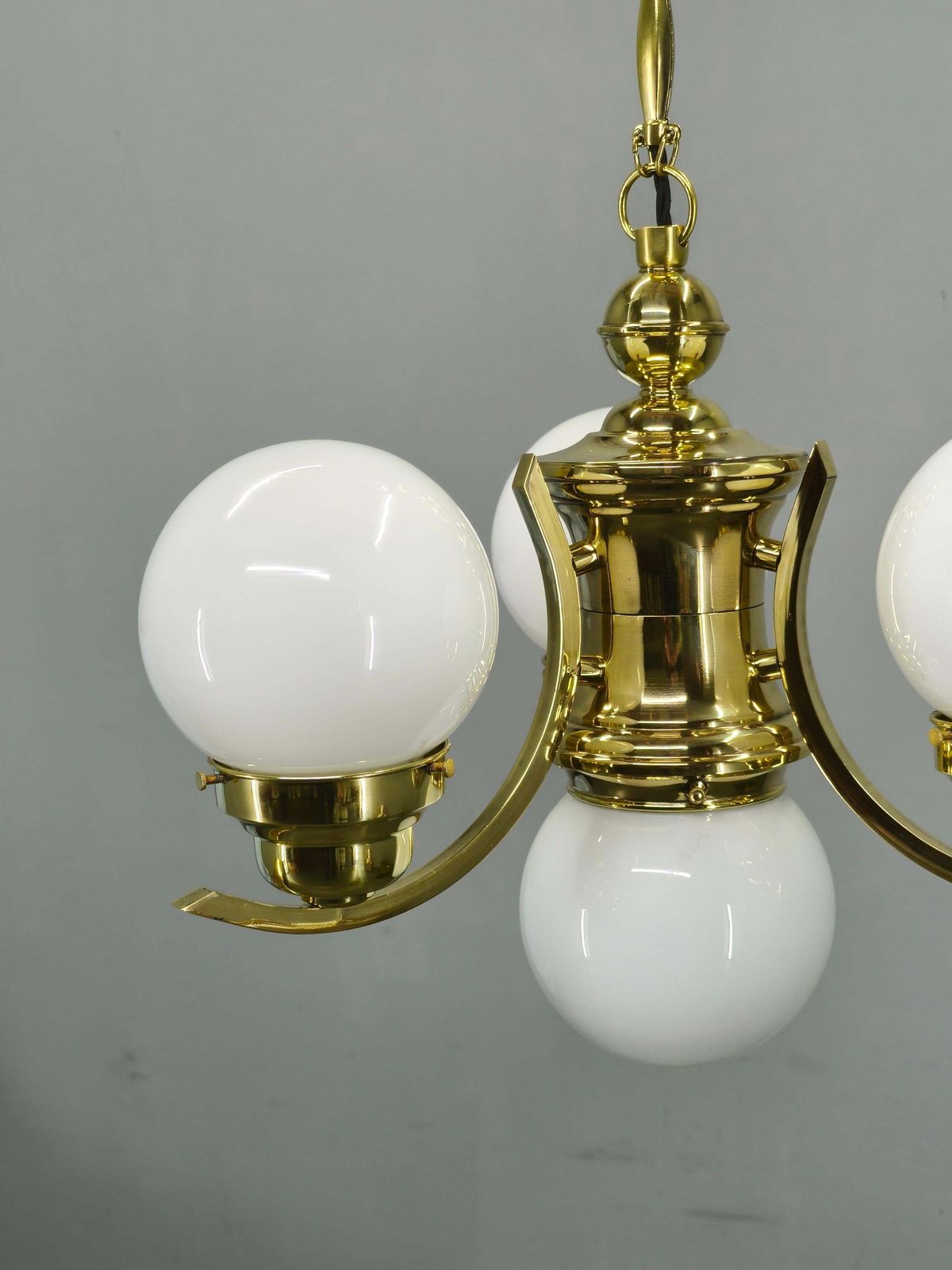 Verlichting Tsjechische art deco messing kroonluchter met melkglazen bollen, jaren 1930 photo
