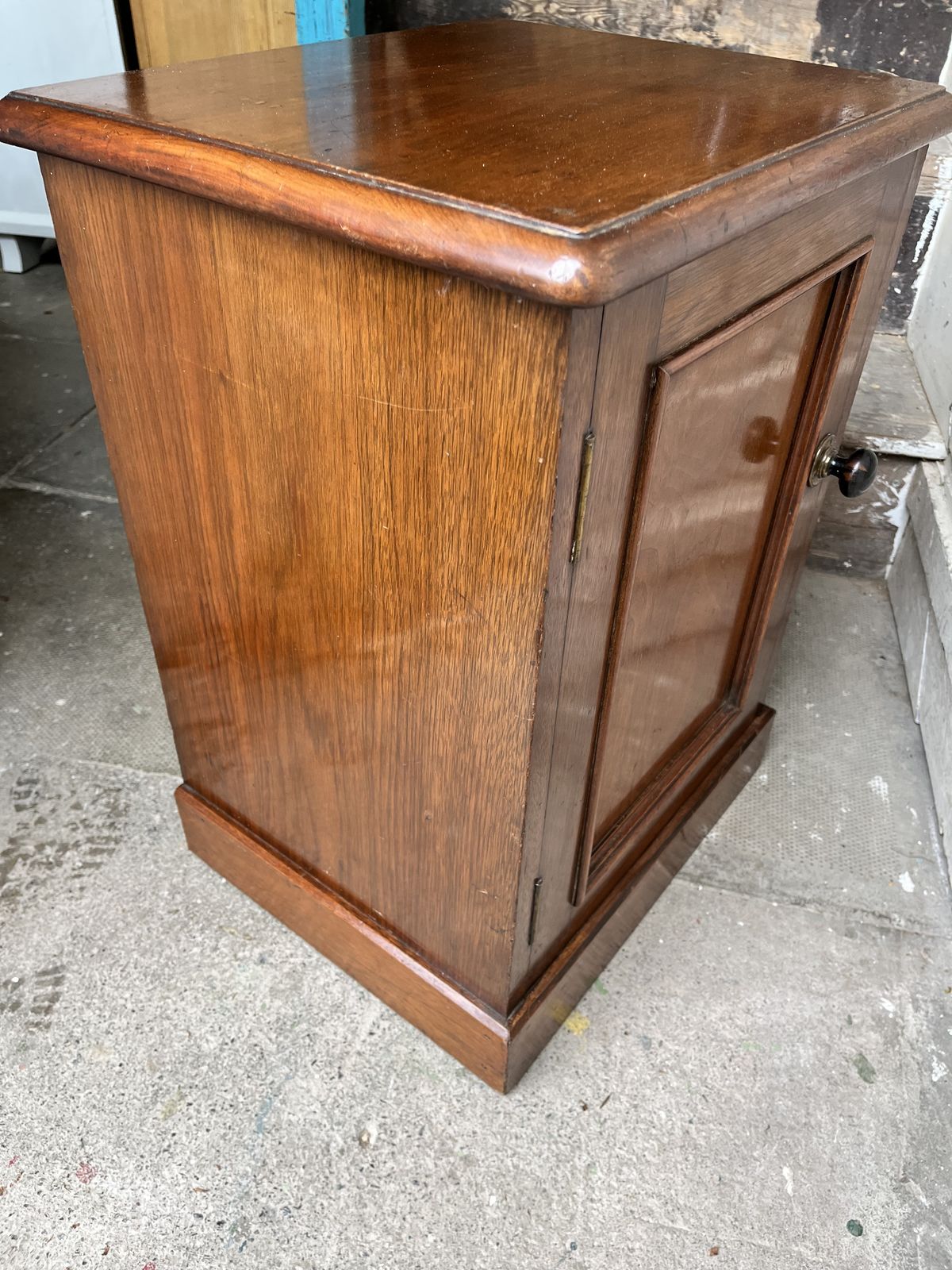 photo vinterior Small Victorian Mahogany Bedside Cupboard