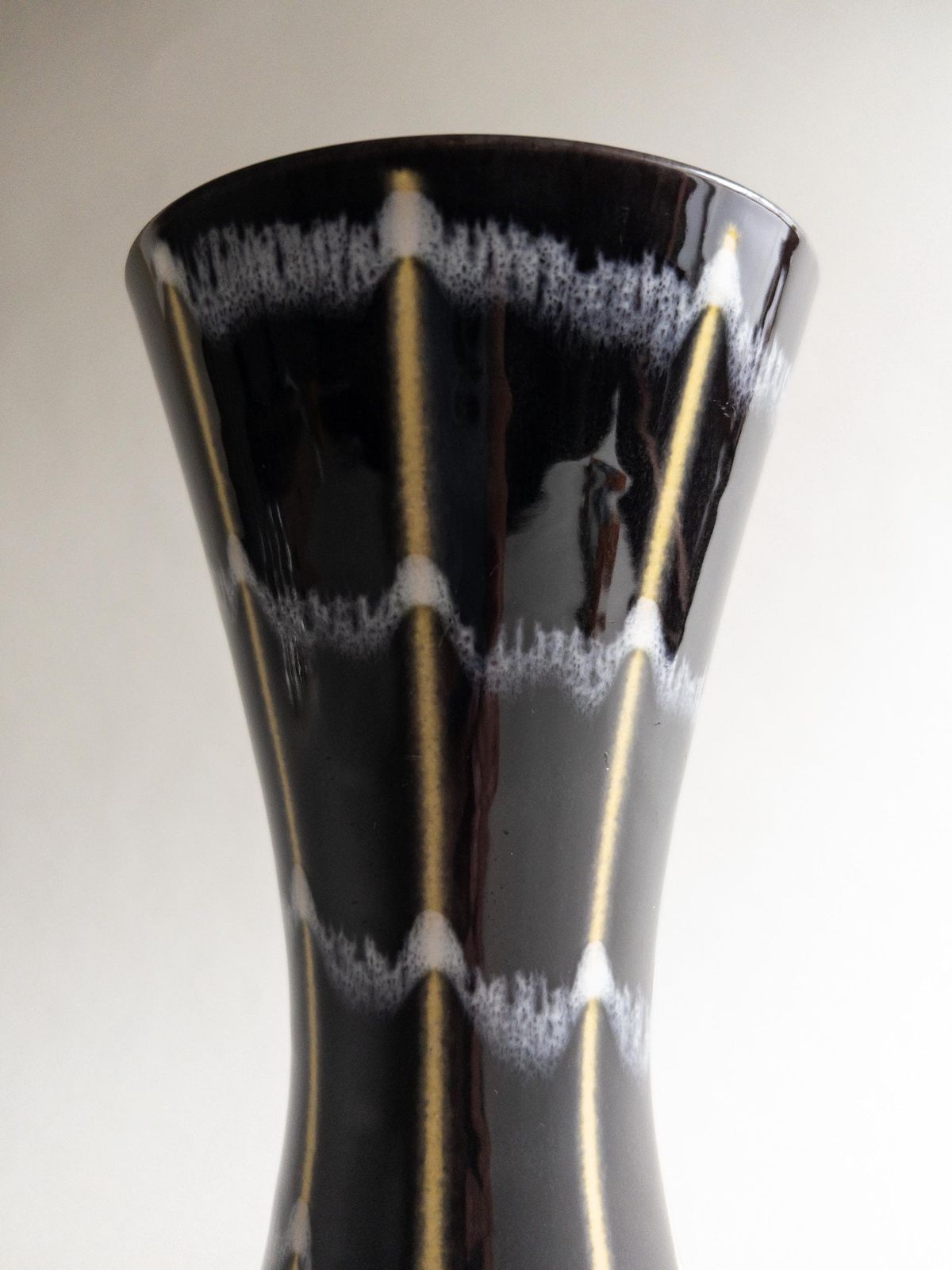Décoration Vase Dümler & Breiden en céramique West German mid-century, décor noir, blanc et jaune photo