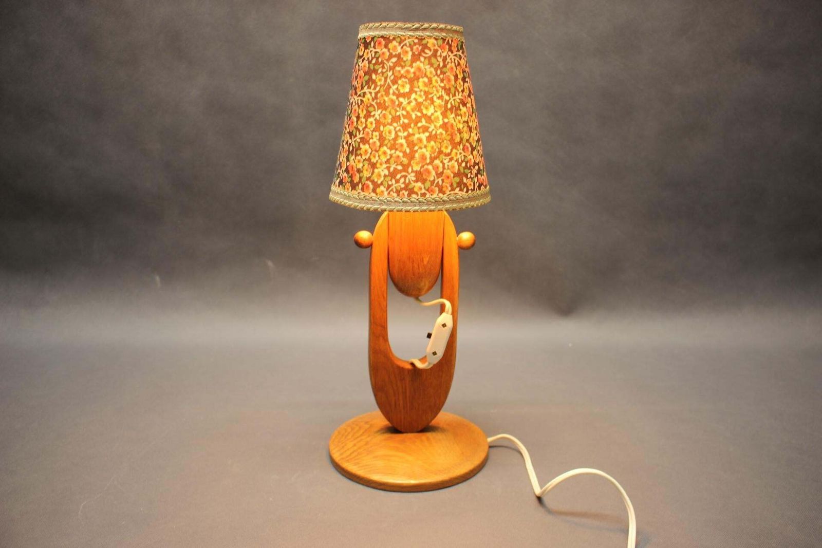 Mid-Century verstelbare houten tafellamp met bloemenkapje, Tsjecho-Slowakije, 1970 photo vintage