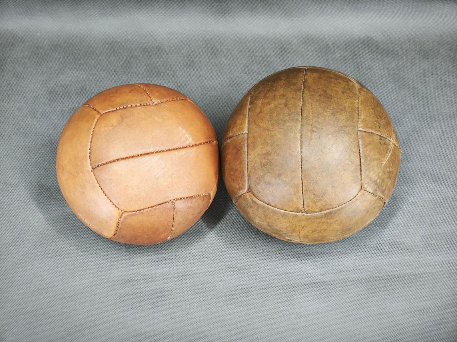 Set Van Twee Vintage Lederen Medicijnballen, Tsjecho Slowakije, Jaren 1950 photo buy