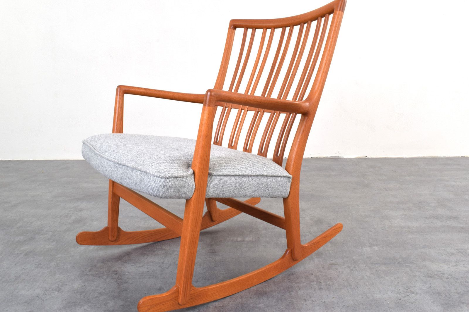 photo furniture Oak Ml33 Rocking Chair By Hans J. Wegner For A/S Mikael Laursen, 1950s