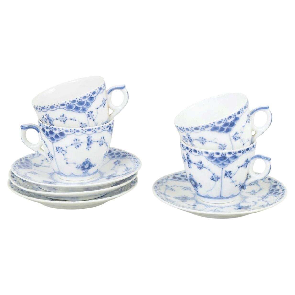 Royal Copenhagen Blue Fluted Half Lace. Service de quatre tasses à café avec soucoupes.