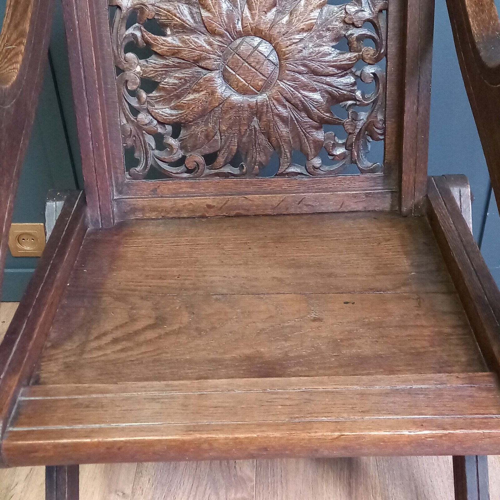 photo furniture Antique Glastonbury Priest's Chair