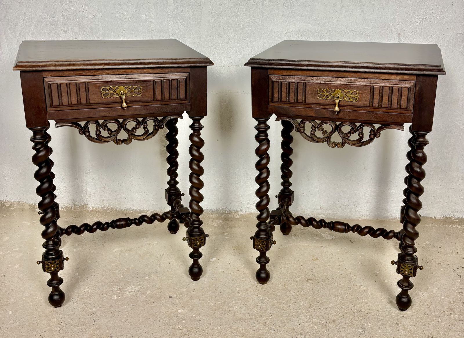 Paar Spaanse nachtkastjes met gedraaide kolommen, jaren 1930 photo furniture