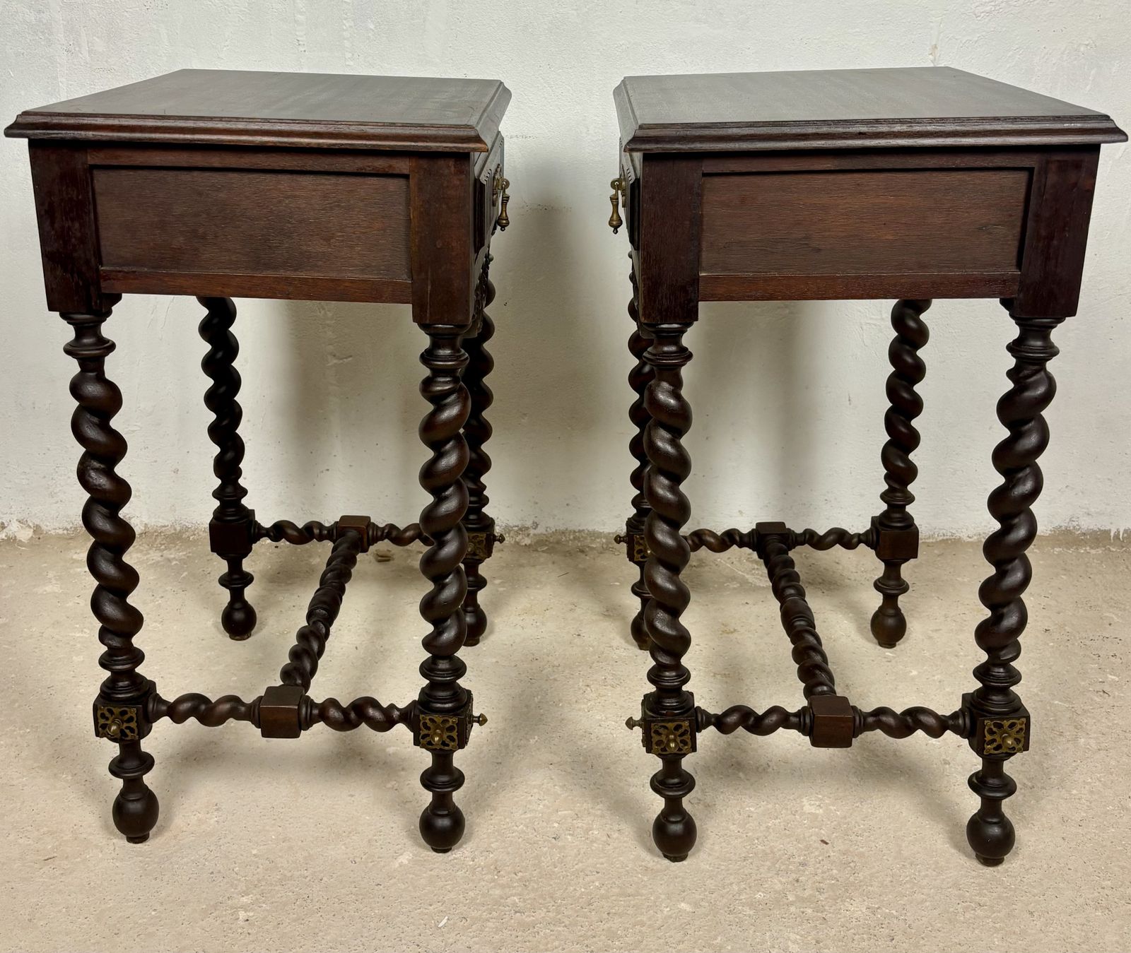 photo vinterior Pair Of Spanish Barley Twist Nightstands, 1930s